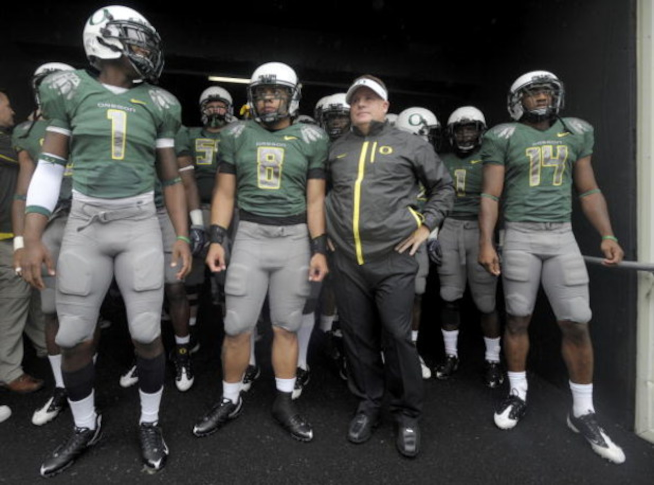 EUGENE, OR - SEPTEMBER 19: Darron Thomas #1, Jeremiah Masoli #8, head coach Chip Kelly and Javes Lewis #14 of the Oregon Ducks wait in the tunnel to be introduced before the start of the game against the Utah Utes at Autzen Stadium on September 19, 2009 i EUGENE, OR - SEPTEMBER 19: Darron Thomas #1, Jeremiah Masoli #8, head coach Chip Kelly and Javes Lewis #14 of the Oregon Ducks wait in the tunnel to be introduced before the start of the game against the Utah Utes at Autzen Stadium on September 19, 2009 i