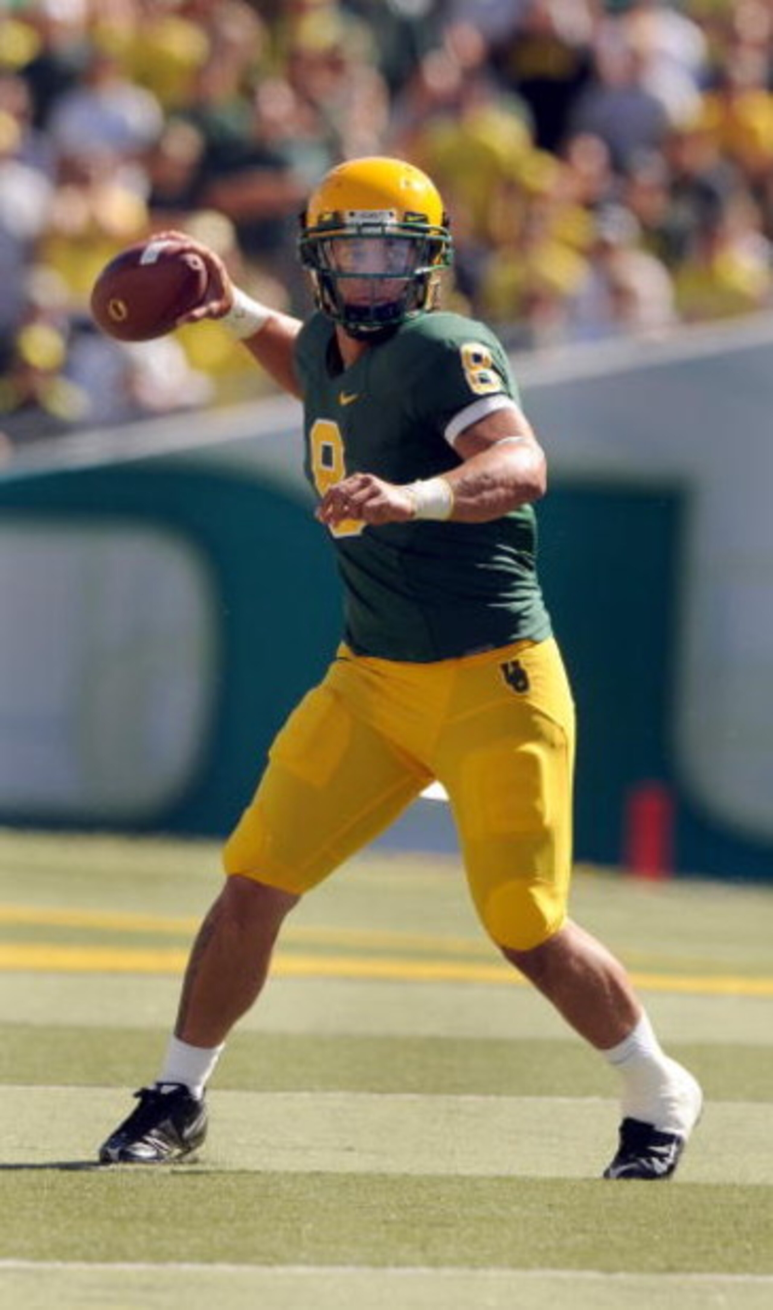 EUGENE, OR - SEPTEMBER 26: Quarterback Jeremiah Masoli #8 of the Oregon Ducks sets to throw a pass in the third quarter of the game against the California Bears at Autzen Stadium on September 26, 2009 in Eugene, Oregon. Oregon won the game 42-3. (Photo by