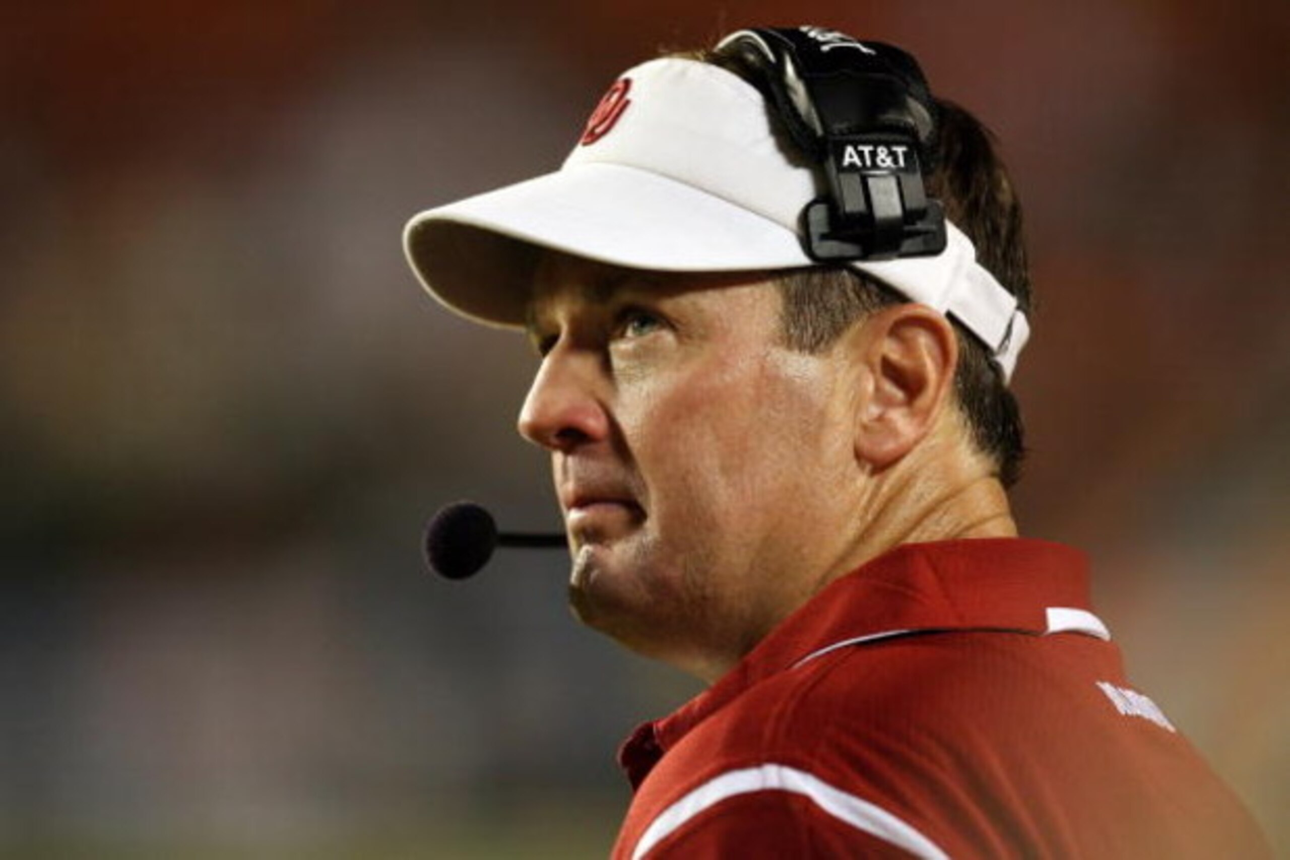 FORT LAUDERDALE, FL - OCTOBER 03: Head coach Bob Stoops of the Oklahoma Sooners looks up to the scoreboard with less than a minute to go in the game against the Miami Hurricanes at Land Shark Stadium on October 3, 2009 in Fort Lauderdale, Florida. Miami d