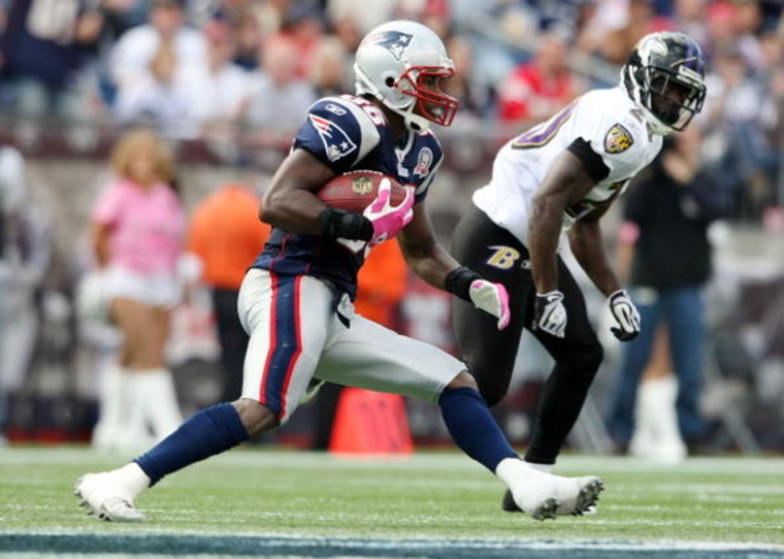 FOXBORO, MA - OCTOBER 04:  Sam Aiken #88 of the New England Patriots carries the ball as Ed Reed #20 of the Baltimore Ravens defends on October 4, 2009 at Gillette Stadium in Foxboro, Massachusetts. The Patriots defeated the Ravens 27-21.  (Photo by Elsa/