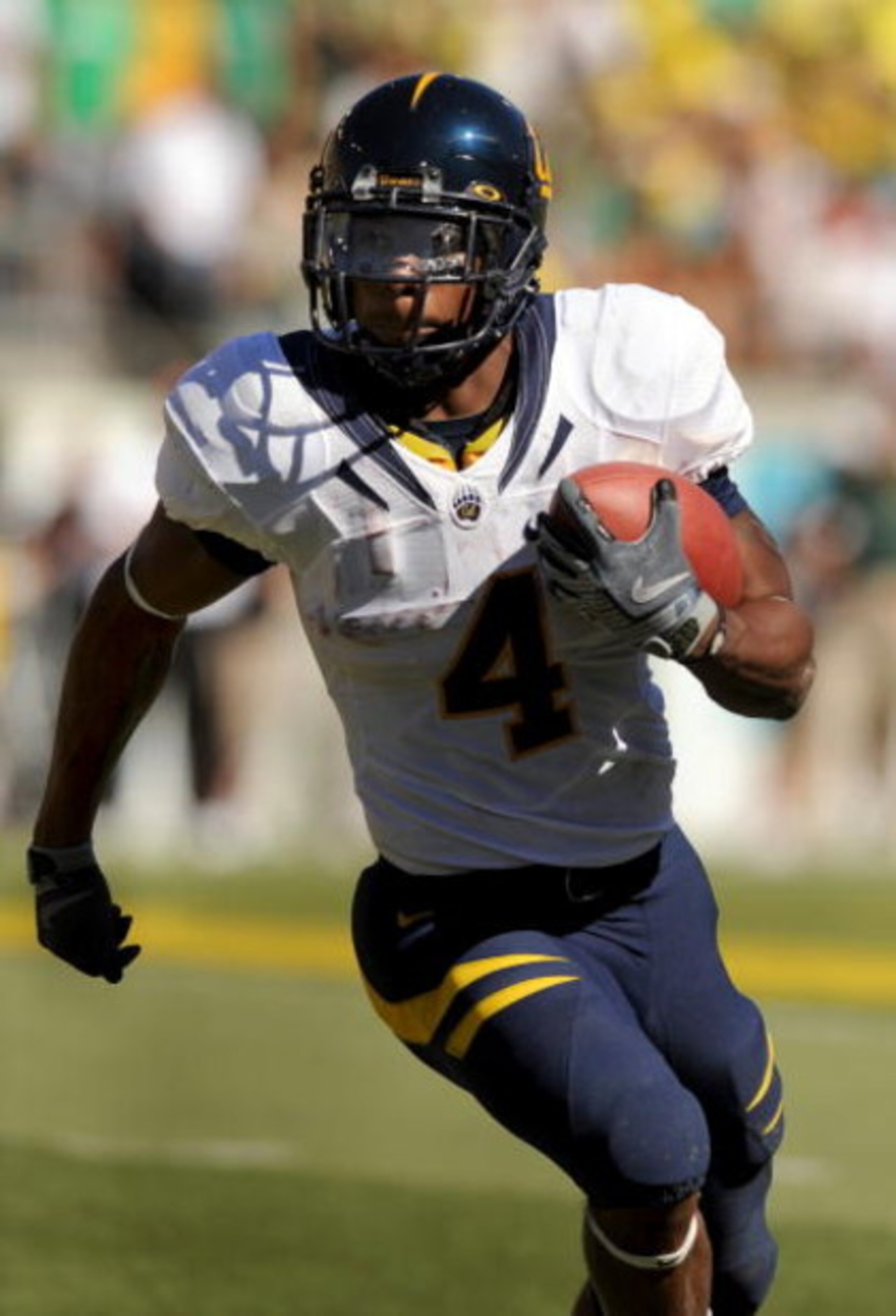 EUGENE, OR - SEPTEMBER 26: Running back Jahvid Best #4 of the California Bears looks for some running room as he turns the corner  in the second quarter of the game against the Oregon Ducks at Autzen Stadium on September 26, 2009 in Eugene, Oregon. Oregon