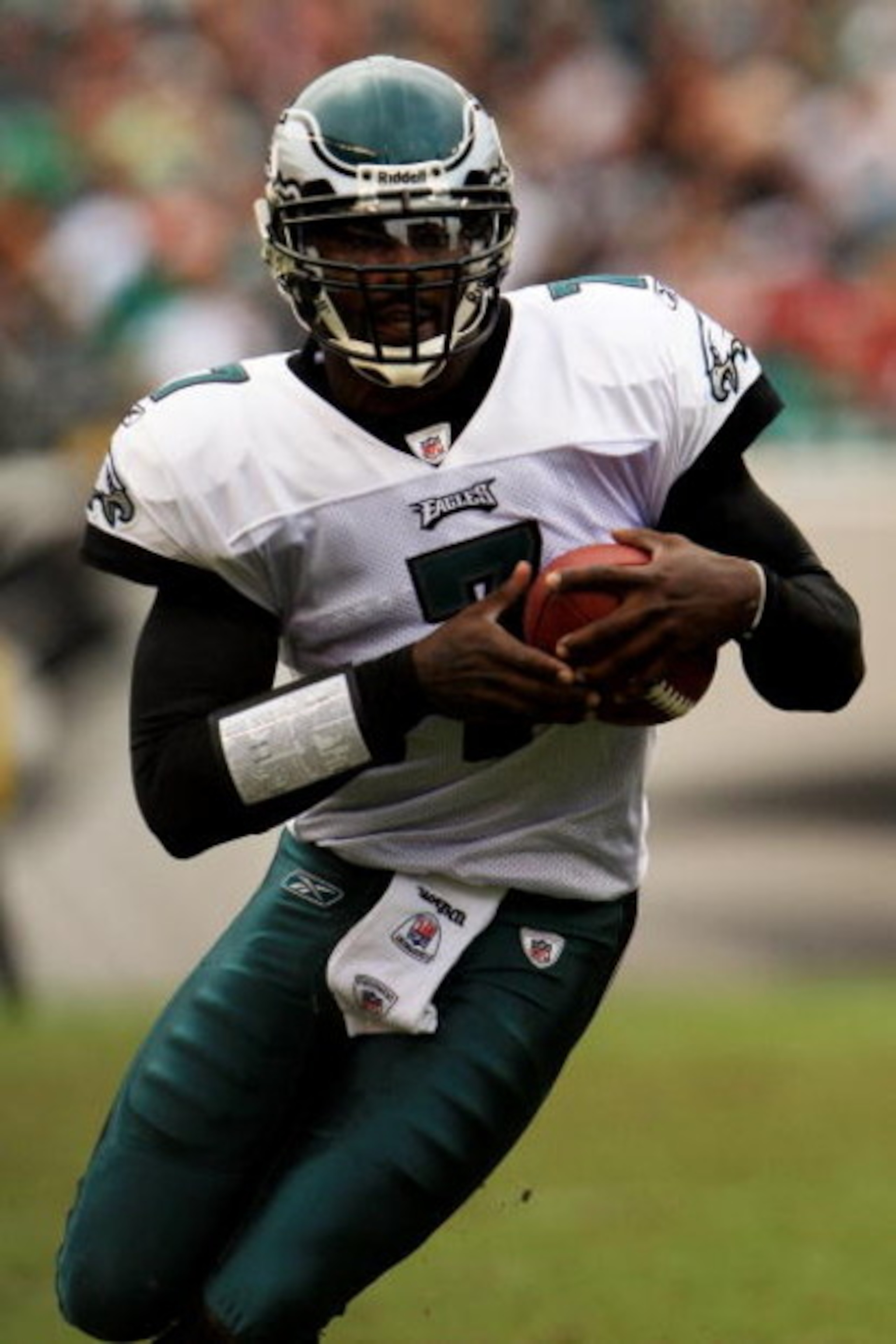 PHILADELPHIA - SEPTEMBER 27:  Quarterback Michael Vick #7 of the Philadelphia Eagles runs the ball against the Kansas City Chiefs during their game on September 27, 2009 at Lincoln Financial Field in Philadelphia, Pennsylvania.  (Photo by Travis Lindquist