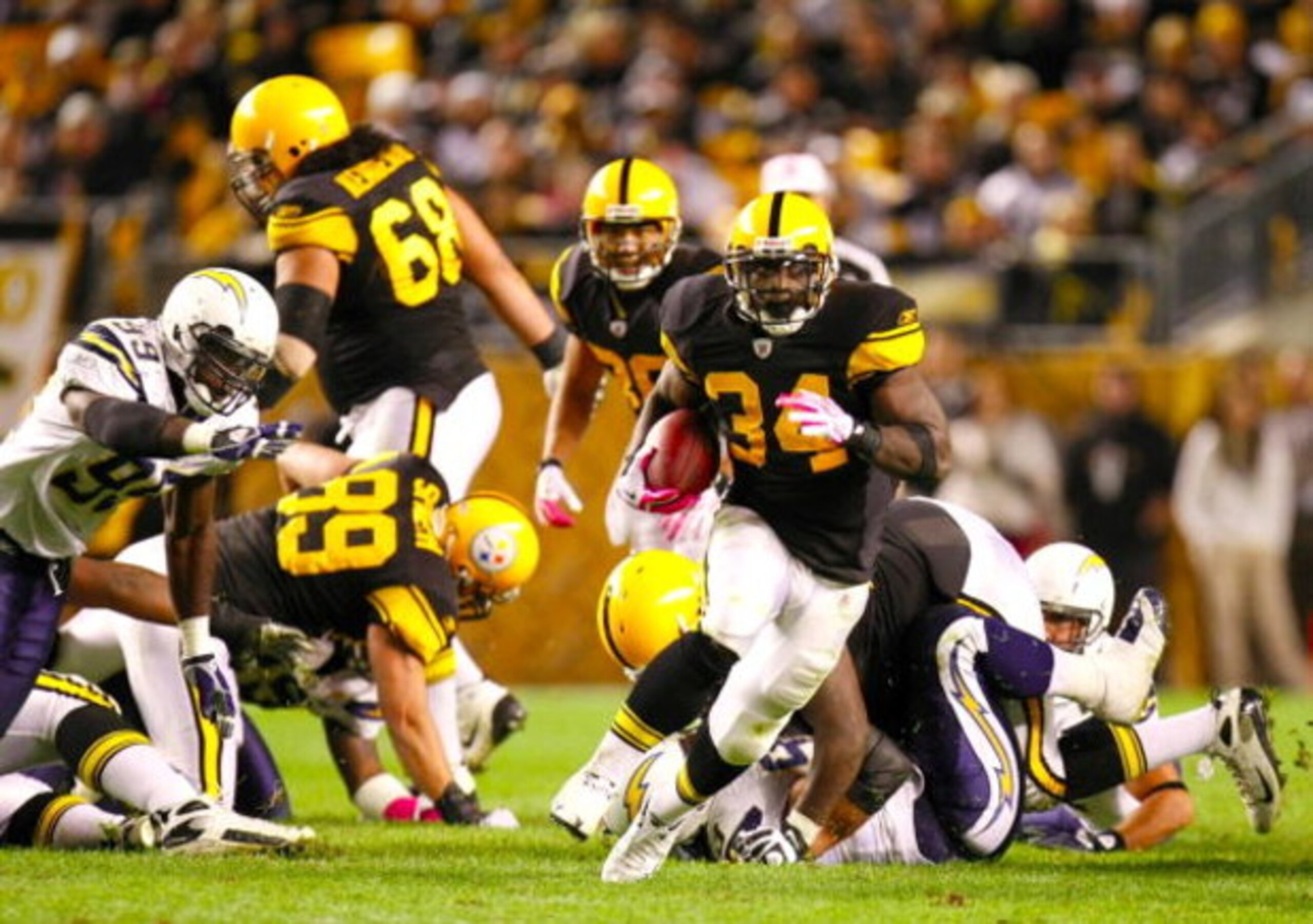 PITTSBURGH - OCTOBER 4:  Running back Rashard Mendenhall #34 of the Pittsburgh Steelers runs the ball in the fourth quarter against the San Diego Chargers at Heinz Field on October 4, 2009 in Pittsburgh, Pennsylvania. (Photo by Gregory Shamus/Getty Images