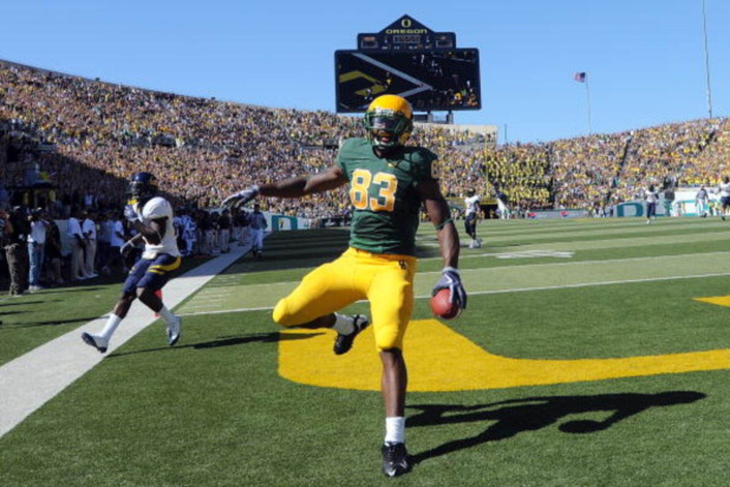 EUGENE, OR - SEPTEMBER 26: Ed Dickson #83 of the Oregon Ducks celebrates his touchdown in the first quarter of the game against the California Bears at Autzen Stadium on September 26, 2009 in Eugene, Oregon. (Photo by Steve Dykes/Getty Images)