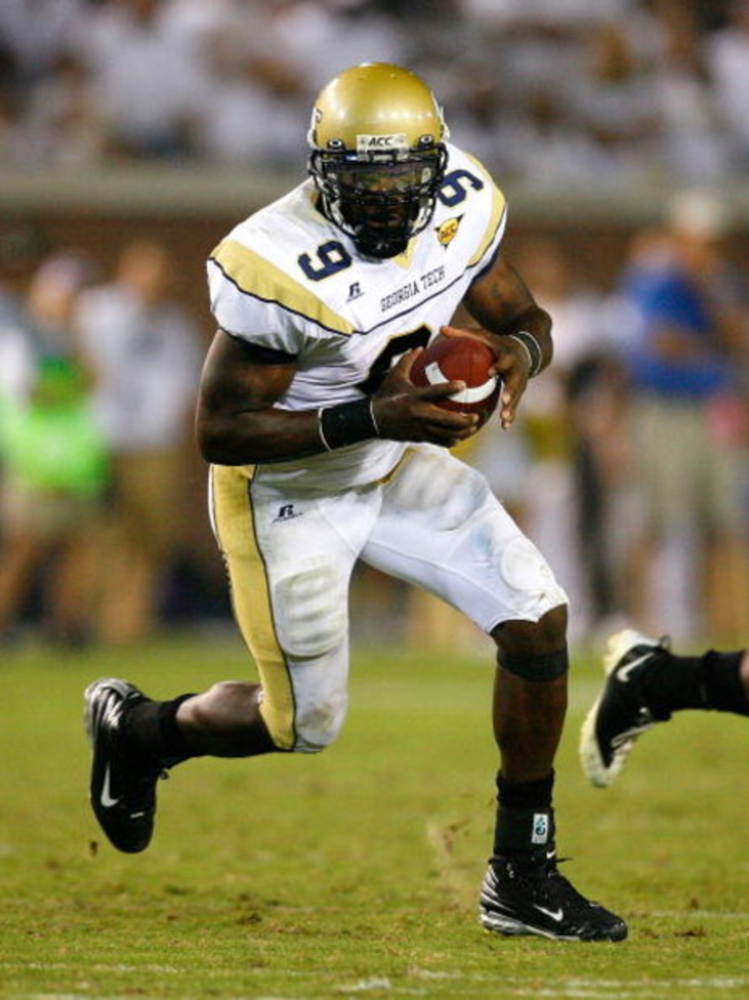 ATLANTA - SEPTEMBER 10:  Quarterback Josh Nesbitt #9 of the Georgia Tech Yellow Jackets against the Clemson Tigers at Bobby Dodd Stadium on September 10, 2009 in Atlanta, Georgia.  (Photo by Kevin C. Cox/Getty Images)
