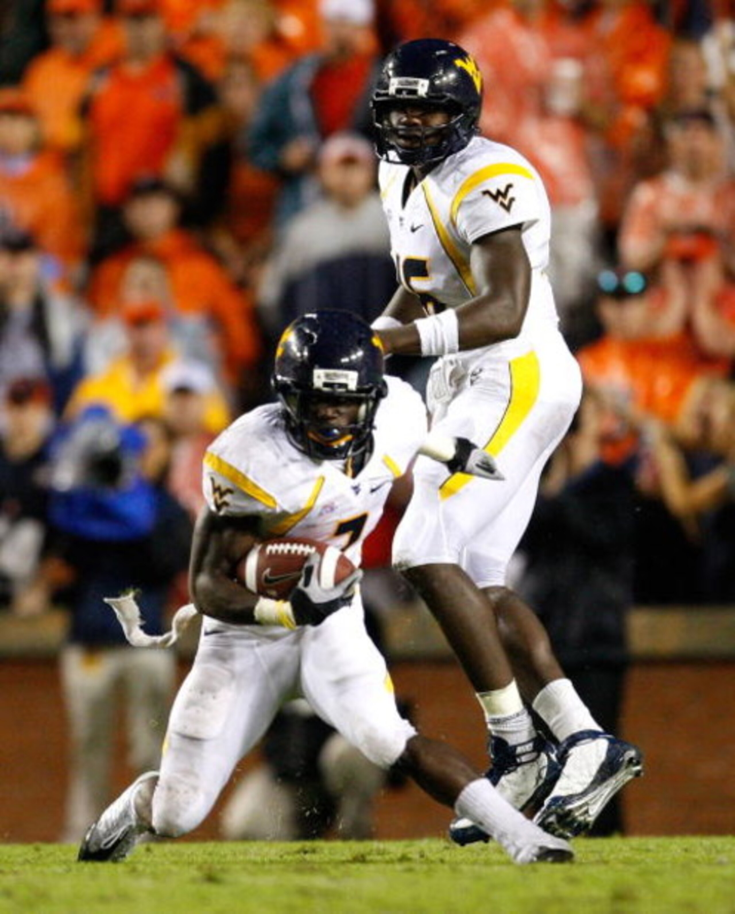 AUBURN, AL - SEPTEMBER 19:  Quarterback Jarrett Brown #16 and Noel Devine #7 of the West Virginia Mountaineers against the Auburn Tigers at Jordan-Hare Stadium on September 19, 2009 in Auburn, Alabama.  (Photo by Kevin C. Cox/Getty Images)