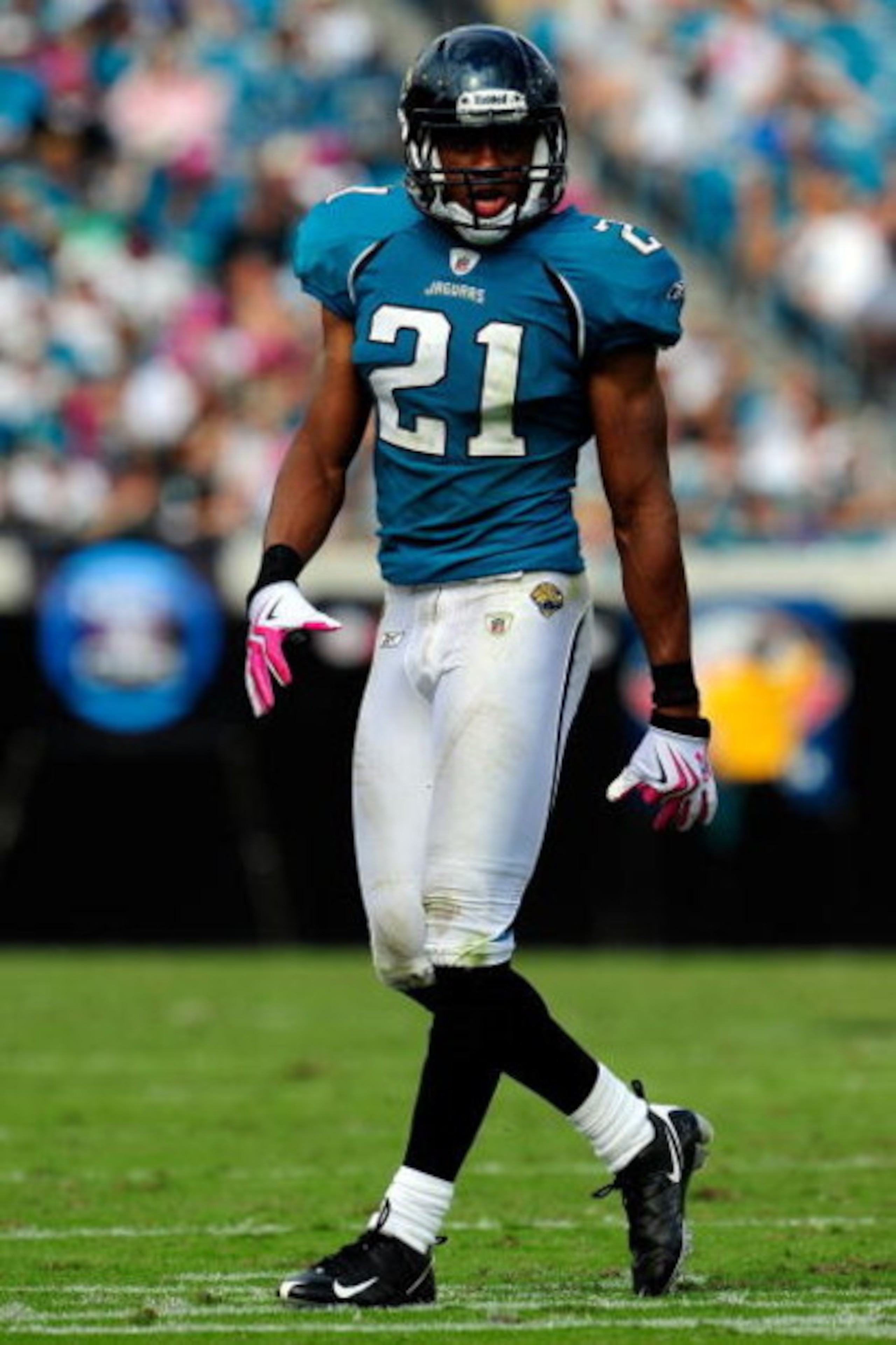JACKSONVILLE, FL - OCTOBER 04:  Derek Cox #21 of the Jacksonville Jaguars looks over the offense during the game against the Tennessee Titans at Jacksonville Municipal Stadium on October 4, 2009 in Jacksonville, Florida.  (Photo by Sam Greenwood/Getty Ima