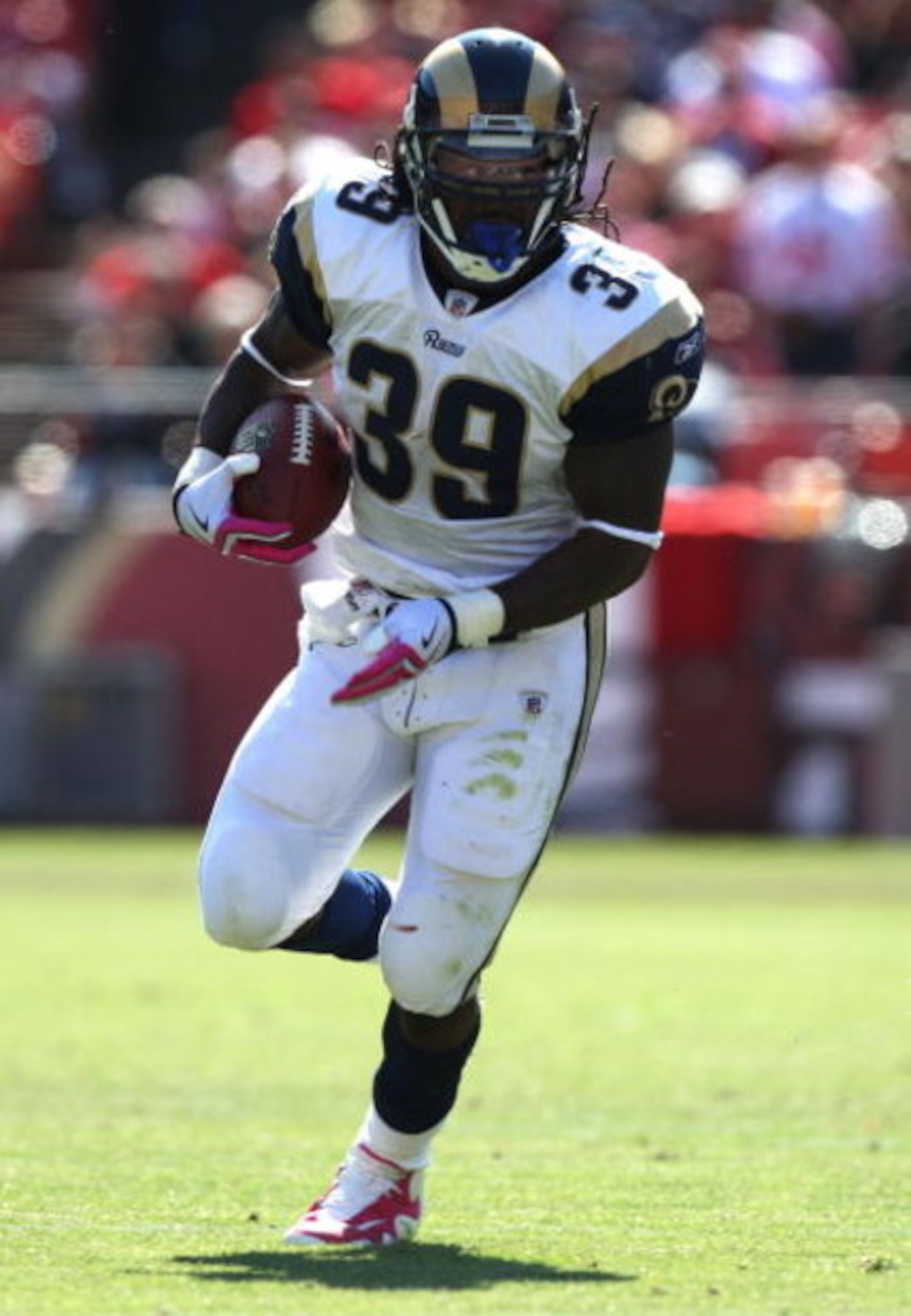 SAN FRANCISCO - OCTOBER 04:  Steven Jackson #39 of the the St. Louis Rams runs against the San Francisco 49ers during an NFL game on October 4, 2009 at Candlestick Park in San Francisco, California.  (Photo by Jed Jacobsohn/Getty Images)