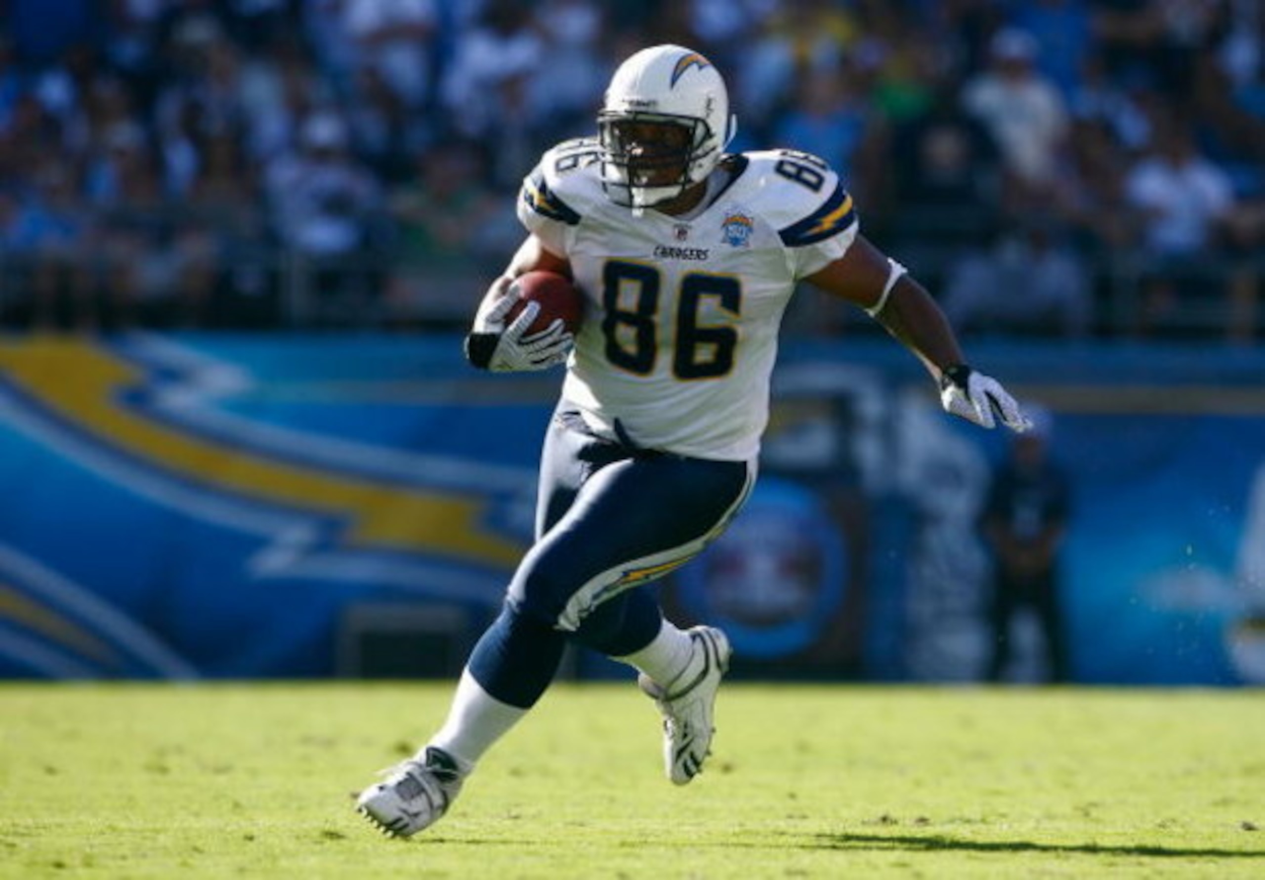 SAN DIEGO - SEPTEMBER 20:  Brandon Manumaleuna #86 of the San Diego Chargers carries the ball against the Baltimore Ravens at Qualcomm Stadium on September 20, 2009 in San Diego, California. The Ravens defeated the Chargers 31-26.  (Photo by Jeff Gross/Ge