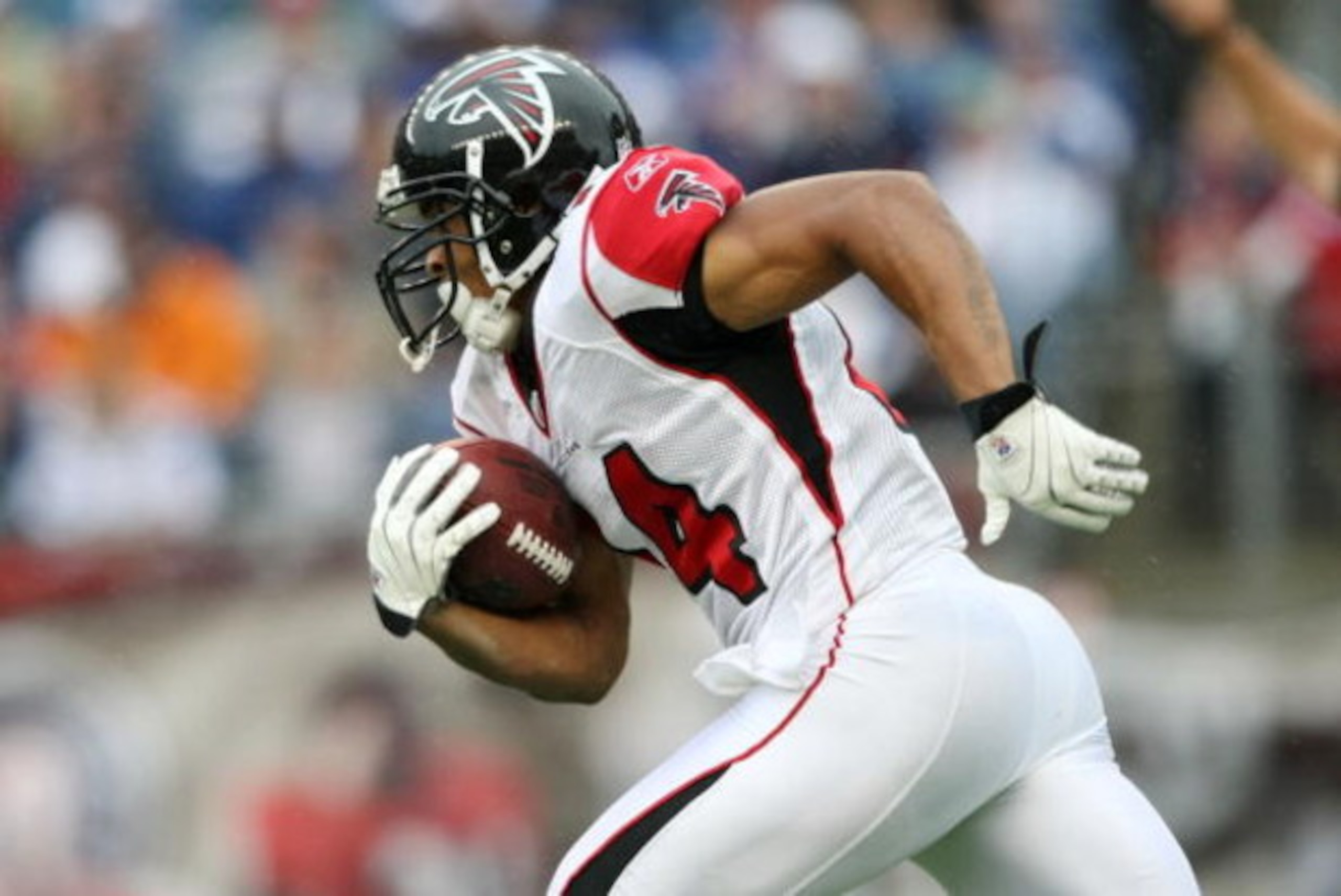 FOXBORO, MA - SEPTEMBER 27:  Eric Weems #14 of the Atlanta Falcons returns a kickoff against the New England Patriots in the third quarter of the game at Gillette Stadium on September 27, 2009 in Foxboro, Massachusetts.  (Photo by Elsa/Getty Images)