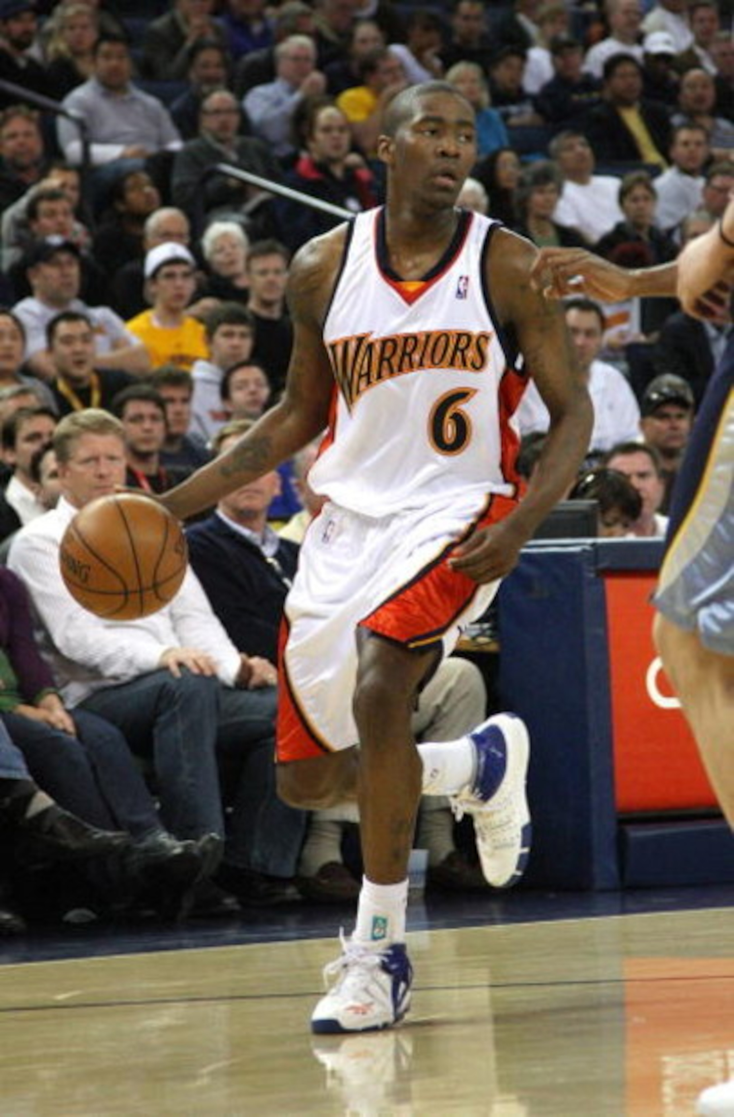 OAKLAND, CA - MARCH 30: Jamal Crawford #6 of the Golden State Warriors drives against the Memphis Grizzlies during an NBA game on March 30, 2009 at Oracle Arena in Oakland, California. NOTE TO USER: User expressly acknowledges and agrees that, by download