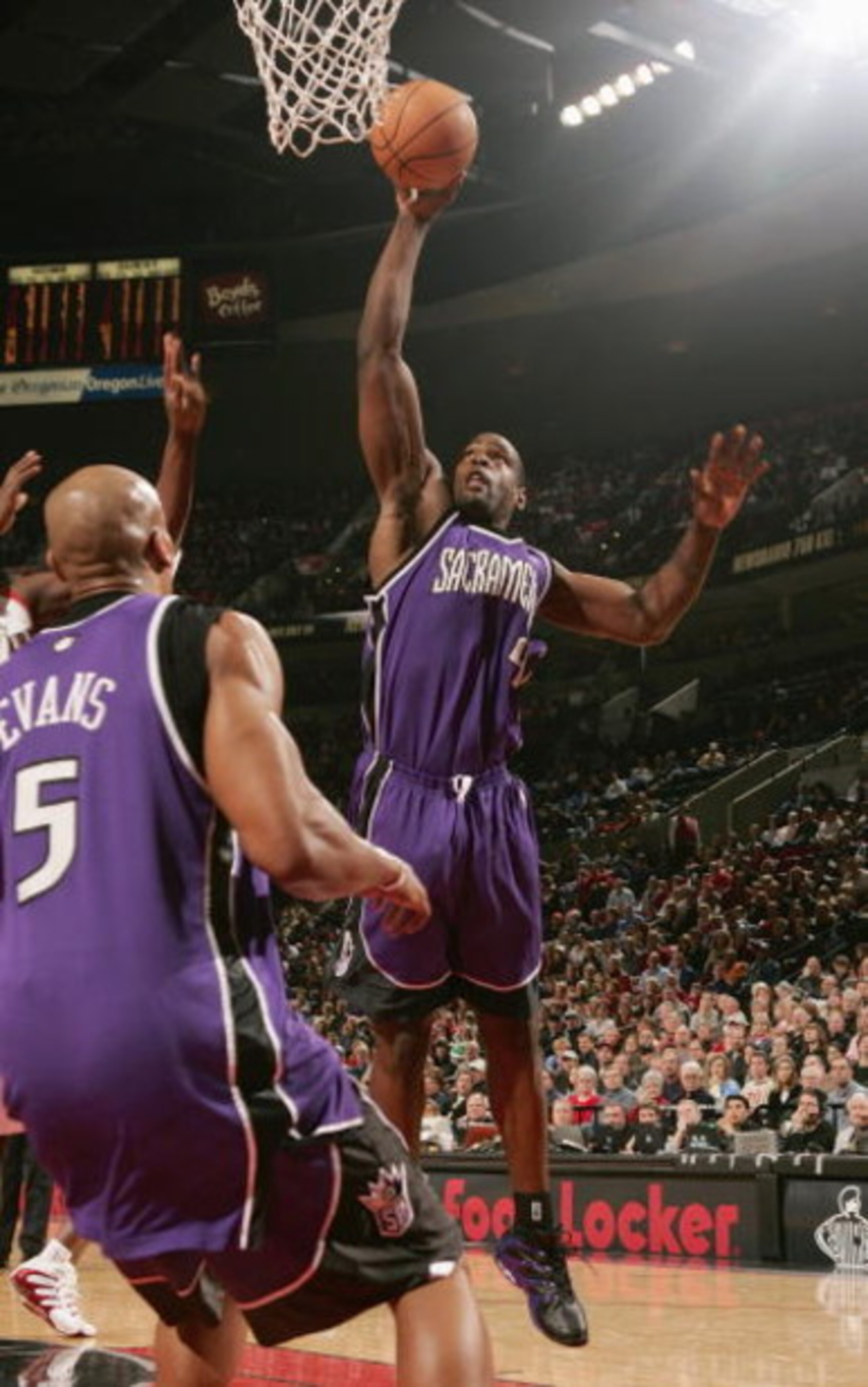 PORTLAND, OR - FEBRUARY 5: Chris Webber #4 of the Sacramento Kings shoots against the Portland Trail Blazers during the game on February 5, 2005 at the Rose Garden in Portland, Oregon. The Blazers won 114-108. NOTE TO USER: User expressly acknowledges an PORTLAND, OR - FEBRUARY 5: Chris Webber #4 of the Sacramento Kings shoots against the Portland Trail Blazers during the game on February 5, 2005 at the Rose Garden in Portland, Oregon. The Blazers won 114-108. NOTE TO USER: User expressly acknowledges an