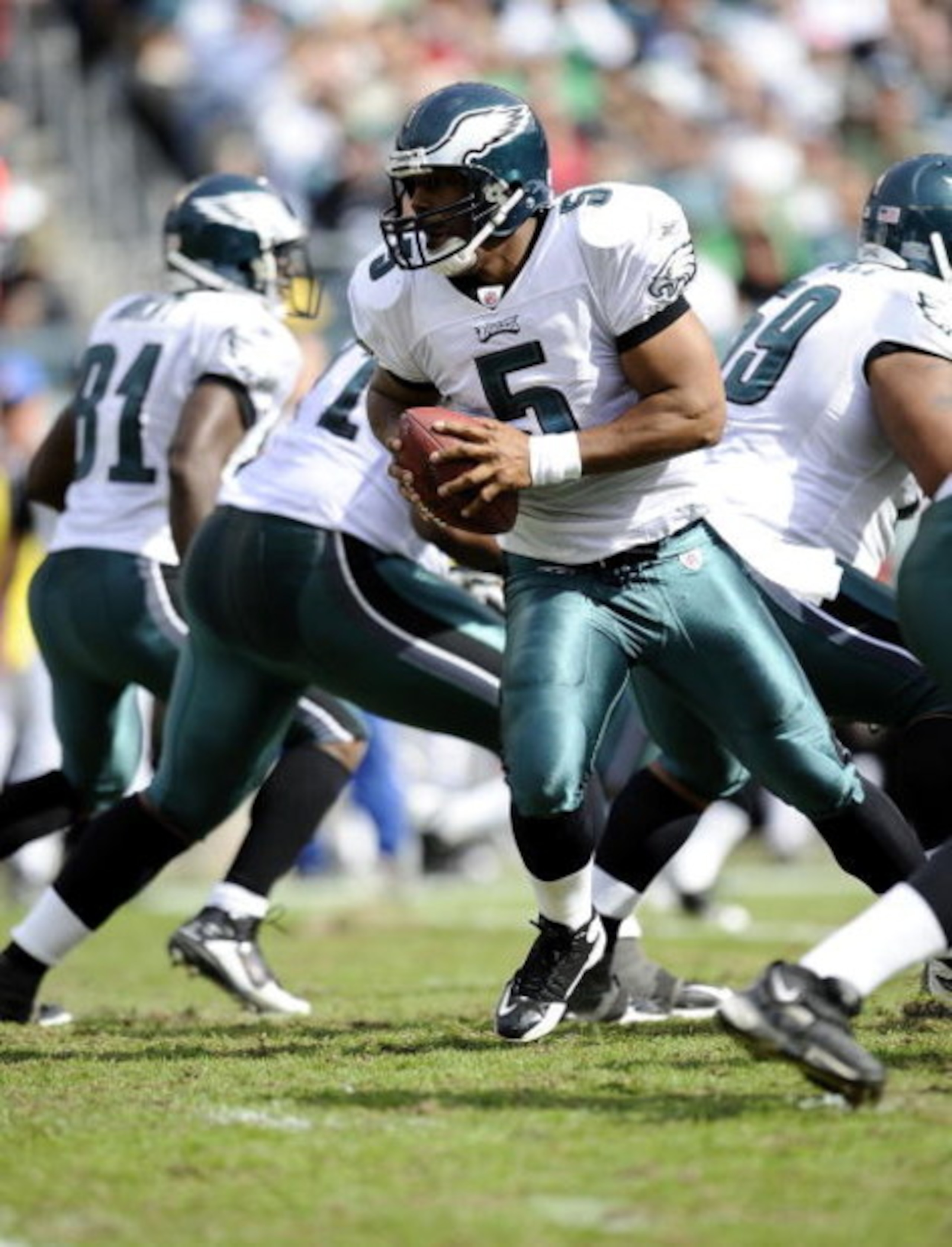 PHILADELPHIA - OCTOBER 11:  Donovan McNabb #5 of the Philadelphia Eagles looks for an open man in a game against the Tampa Bay Buccaneers at Lincoln Financial Field on October 11, 2009 in Philadelphia, Pennsylvania.  (Photo by Jeff Zelevansky/Getty Images