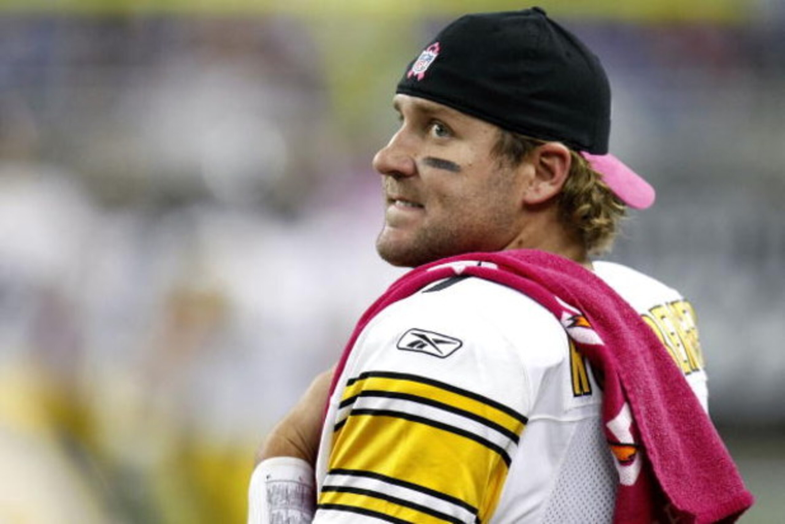 DETROIT , MI - OCTOBER 11:  Ben Roethlisberger #7 of the Pittsburgh Steelers looks on while playing the Detroit Lions on October 11, 2009 at Ford Field in Detroit, Michigan. Pittsburgh won the game 28-20.  (Photo by Gregory Shamus/Getty Images)
