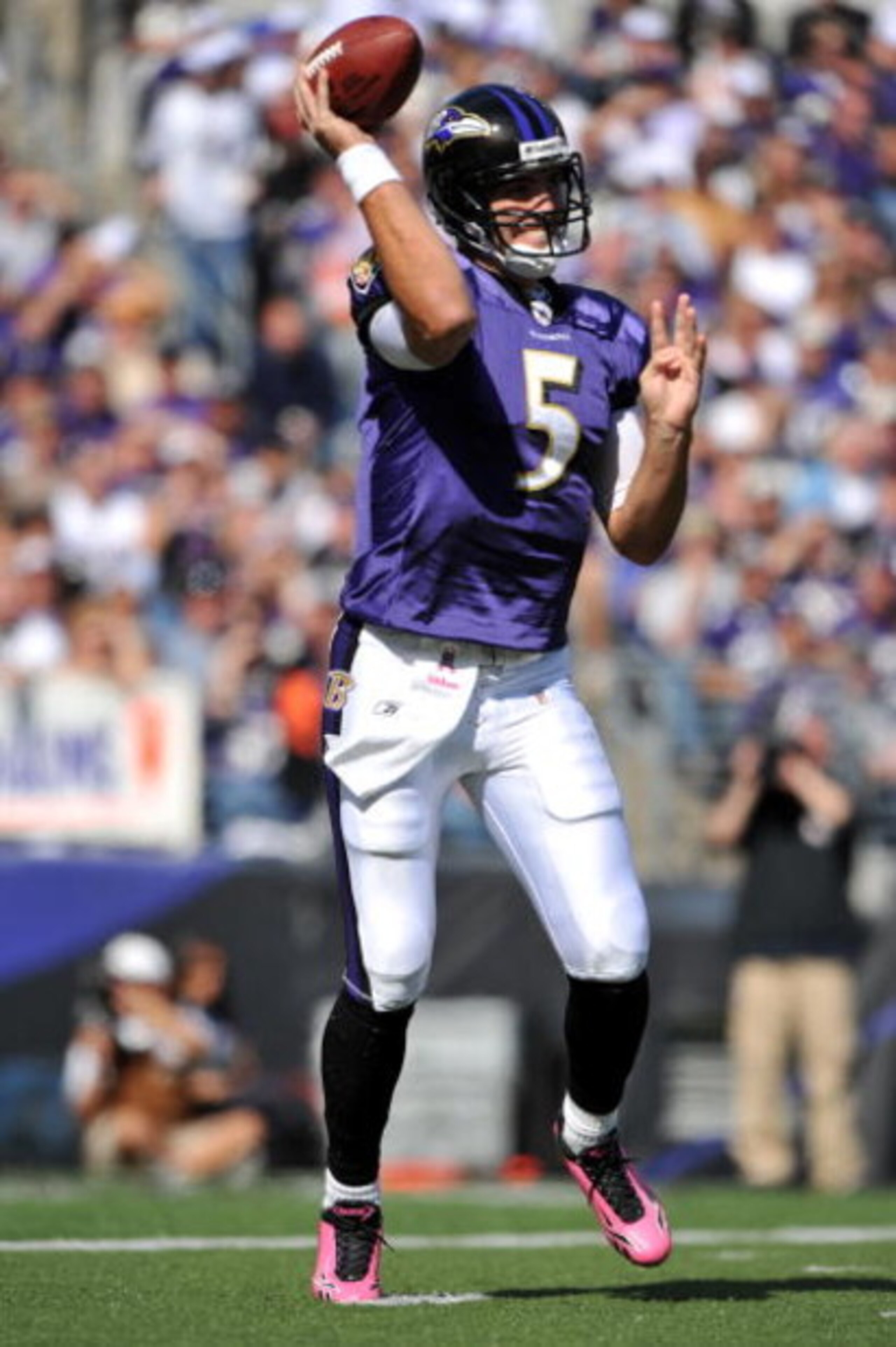 BALTIMORE - OCTOBER 11:  Joe Flacco #5 of the Baltimore Ravens passes against the Cincinnati Bengals at M&T Bank Stadium on October 11, 2009 in Baltimore, Maryland. The Bengals defeated the Ravens 17-14. (Photo by Larry French/Getty Images)
