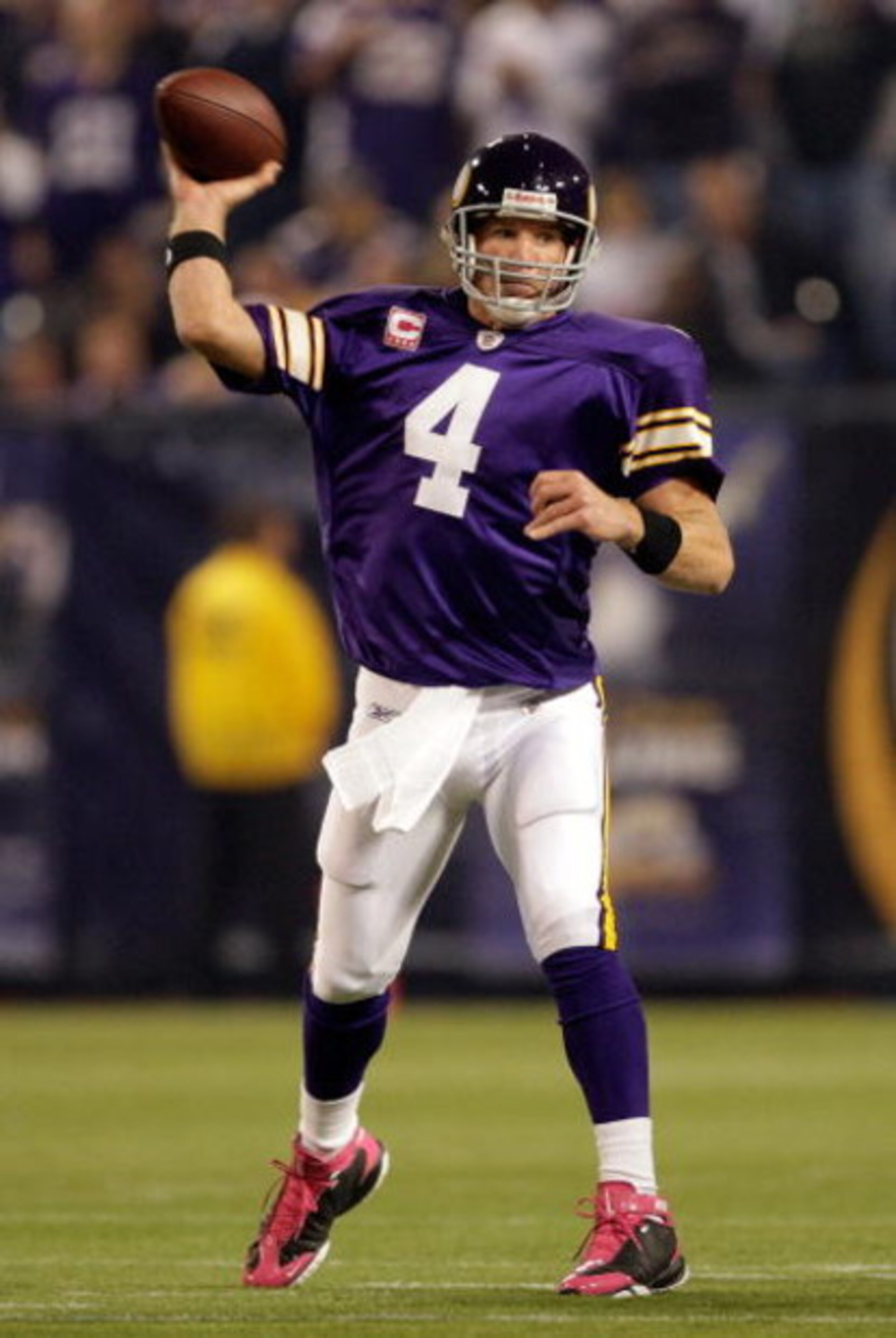 MINNEAPOLIS - OCTOBER 05: Quarterback Brett Favre #4 of the Minnesota Vikings passes during the game against the Green Bay Packers on October 5, 2009 at Hubert H. Humphrey Metrodome in Minneapolis, Minnesota. (Photo by Jamie Squire/Getty Images) MINNEAPOLIS - OCTOBER 05: Quarterback Brett Favre #4 of the Minnesota Vikings passes during the game against the Green Bay Packers on October 5, 2009 at Hubert H. Humphrey Metrodome in Minneapolis, Minnesota. (Photo by Jamie Squire/Getty Images)