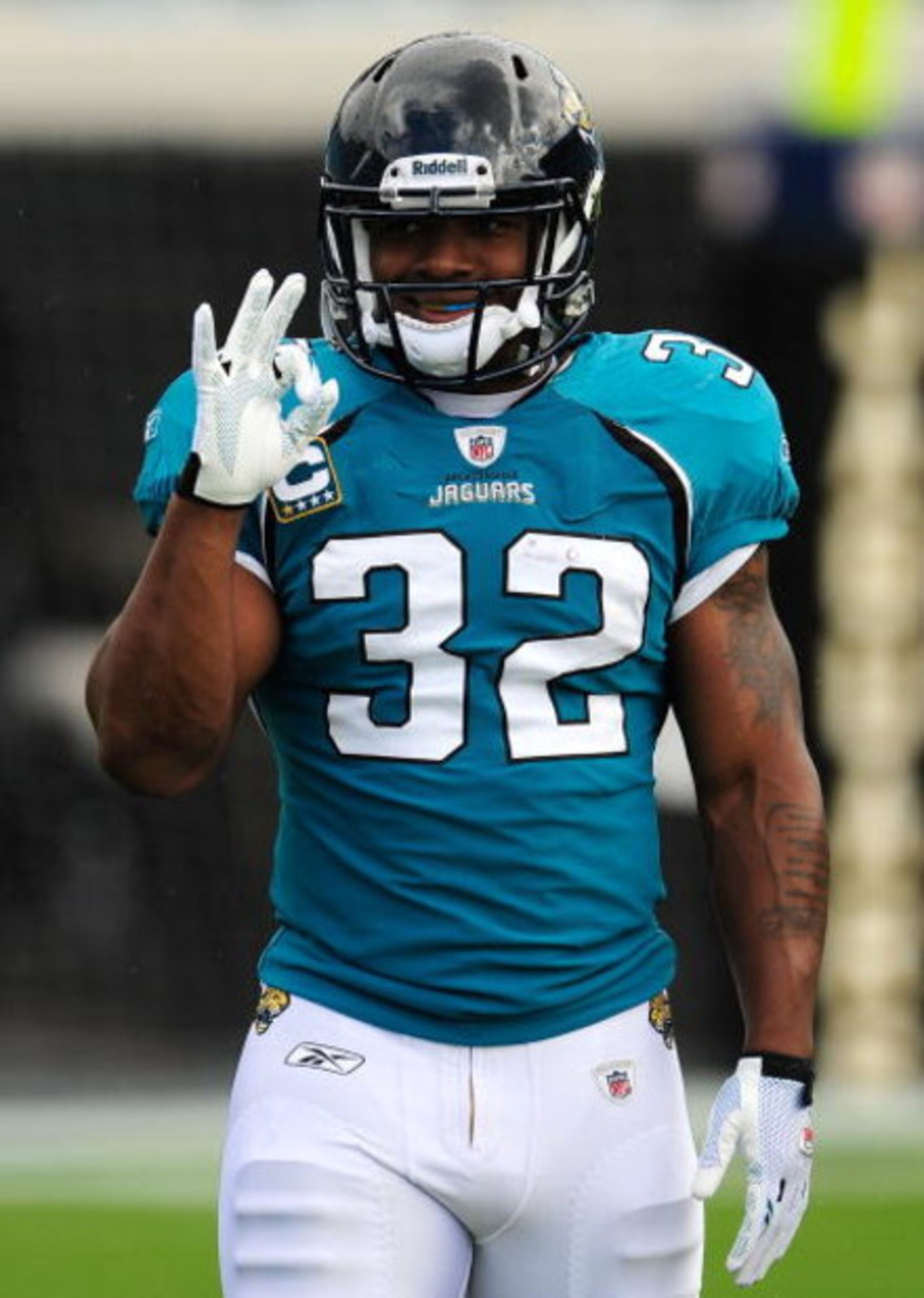 JACKSONVILLE, FL - SEPTEMBER 20: Maurice Jones-Drew #32 of the Jacksonville Jaguars gives the 'ok' sign prior to the game against the Arizona Cardinals at Jacksonville Municipal Stadium on September 20, 2009 in Jacksonville, Florida. (Photo by Sam Green JACKSONVILLE, FL - SEPTEMBER 20: Maurice Jones-Drew #32 of the Jacksonville Jaguars gives the 'ok' sign prior to the game against the Arizona Cardinals at Jacksonville Municipal Stadium on September 20, 2009 in Jacksonville, Florida. (Photo by Sam Green