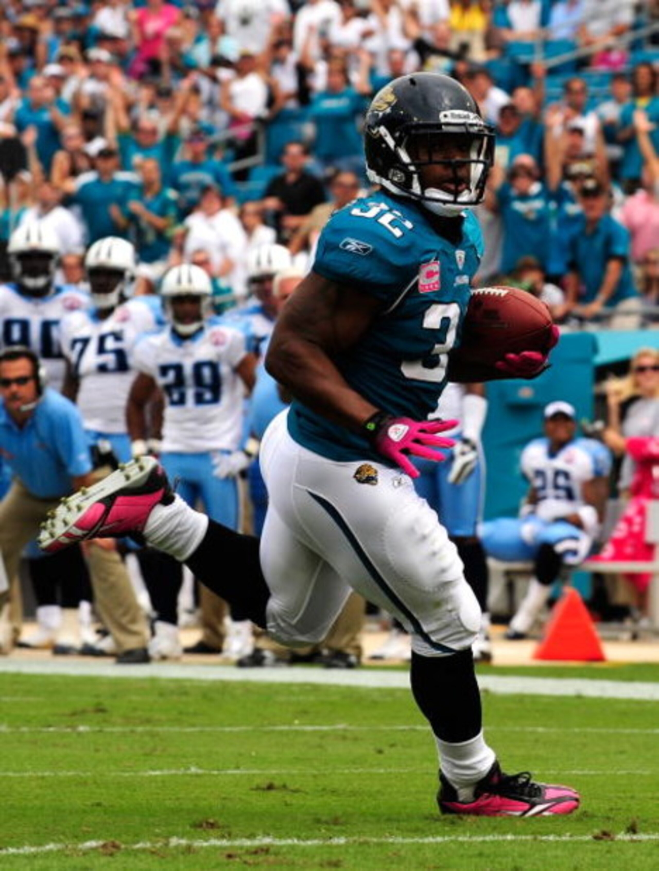 JACKSONVILLE, FL - OCTOBER 04: Maurice Jones-Drew #32 runs for a touchdown during the game against the Tennessee Titans at Jacksonville Municipal Stadium on October 4, 2009 in Jacksonville, Florida. Many players and officials in the NFL wore pink as part JACKSONVILLE, FL - OCTOBER 04: Maurice Jones-Drew #32 runs for a touchdown during the game against the Tennessee Titans at Jacksonville Municipal Stadium on October 4, 2009 in Jacksonville, Florida. Many players and officials in the NFL wore pink as part