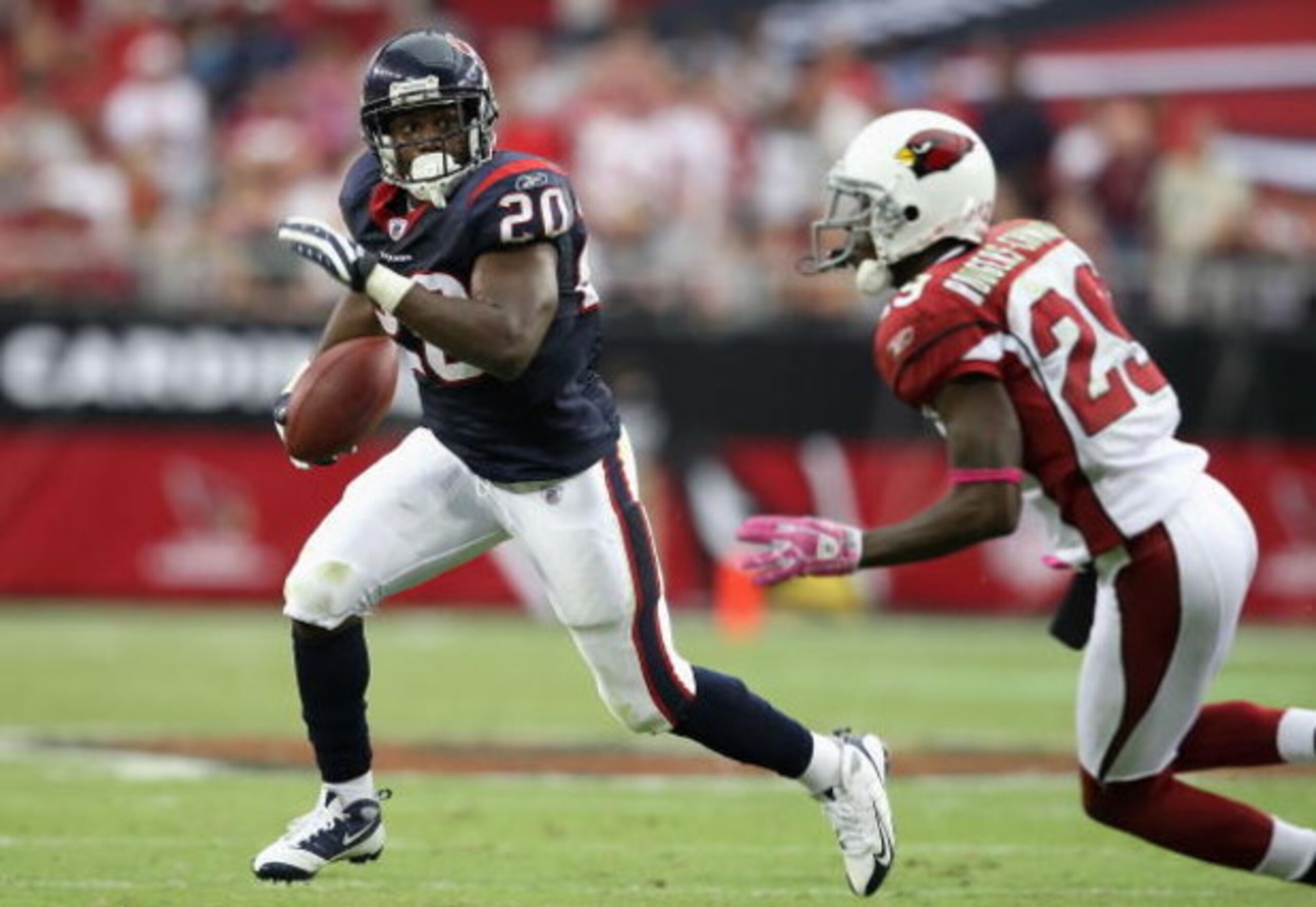 GLENDALE, AZ - OCTOBER 11: Runningback Steve Slaton #20 of the Houston Texans rushes the ball 13 yards past Dominique Rodgers-Cromartie #29 of the Arizona Cardinals during the NFL game at the Universtity of Phoenix Stadium on October 11, 2009 in Glendale, GLENDALE, AZ - OCTOBER 11: Runningback Steve Slaton #20 of the Houston Texans rushes the ball 13 yards past Dominique Rodgers-Cromartie #29 of the Arizona Cardinals during the NFL game at the Universtity of Phoenix Stadium on October 11, 2009 in Glendale,