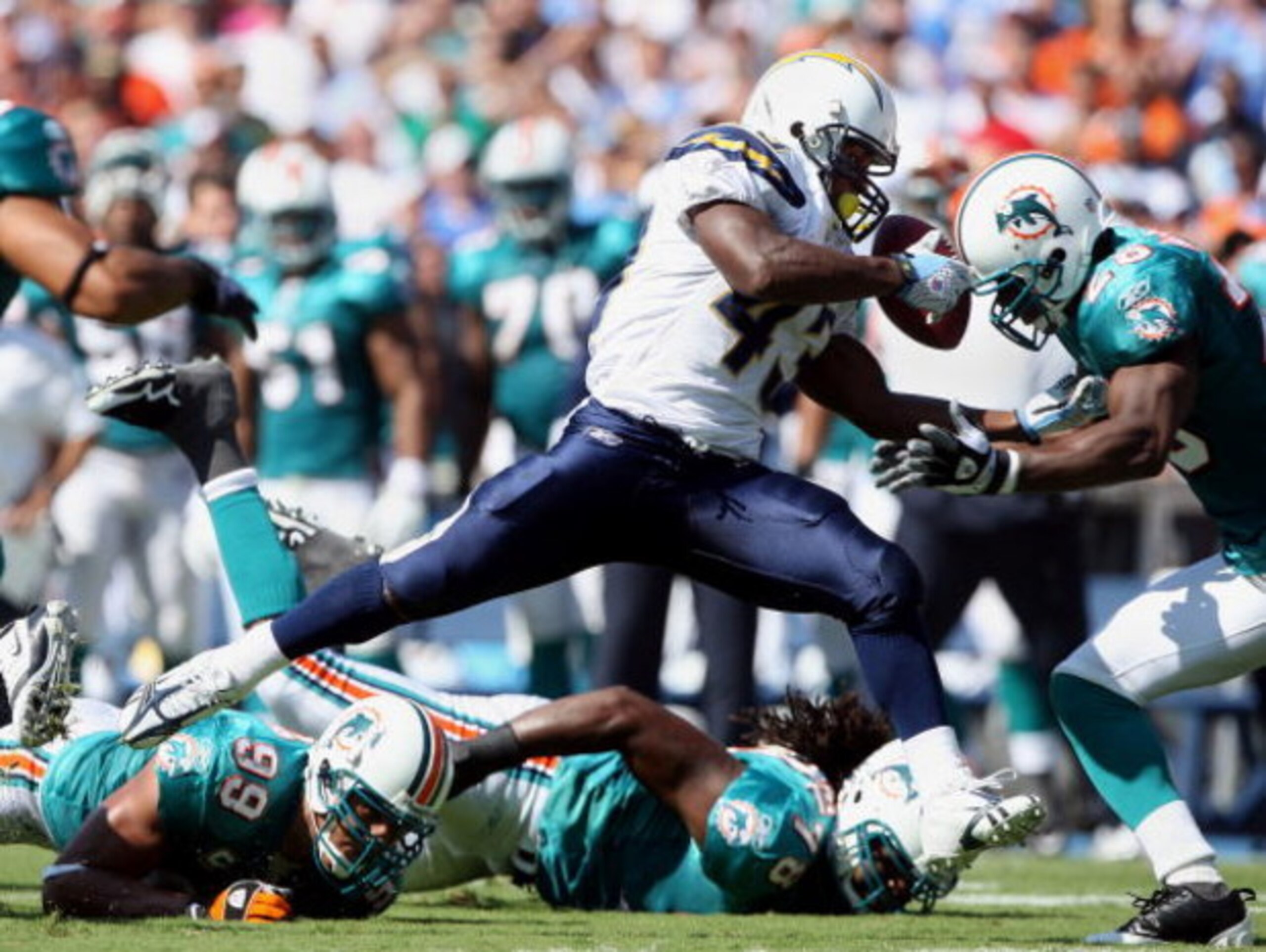 SAN DIEGO, CA - SEPTEMBER 27: Runningback Darren Sproles #43 of the San Diego Chargers runs with the ball against the Miami Dolphins during the NFL Game at Qualcomm Stadium on September 27, 2009 in San Diego, California. (Photo by Donald Miralle/Getty Ima SAN DIEGO, CA - SEPTEMBER 27: Runningback Darren Sproles #43 of the San Diego Chargers runs with the ball against the Miami Dolphins during the NFL Game at Qualcomm Stadium on September 27, 2009 in San Diego, California. (Photo by Donald Miralle/Getty Ima