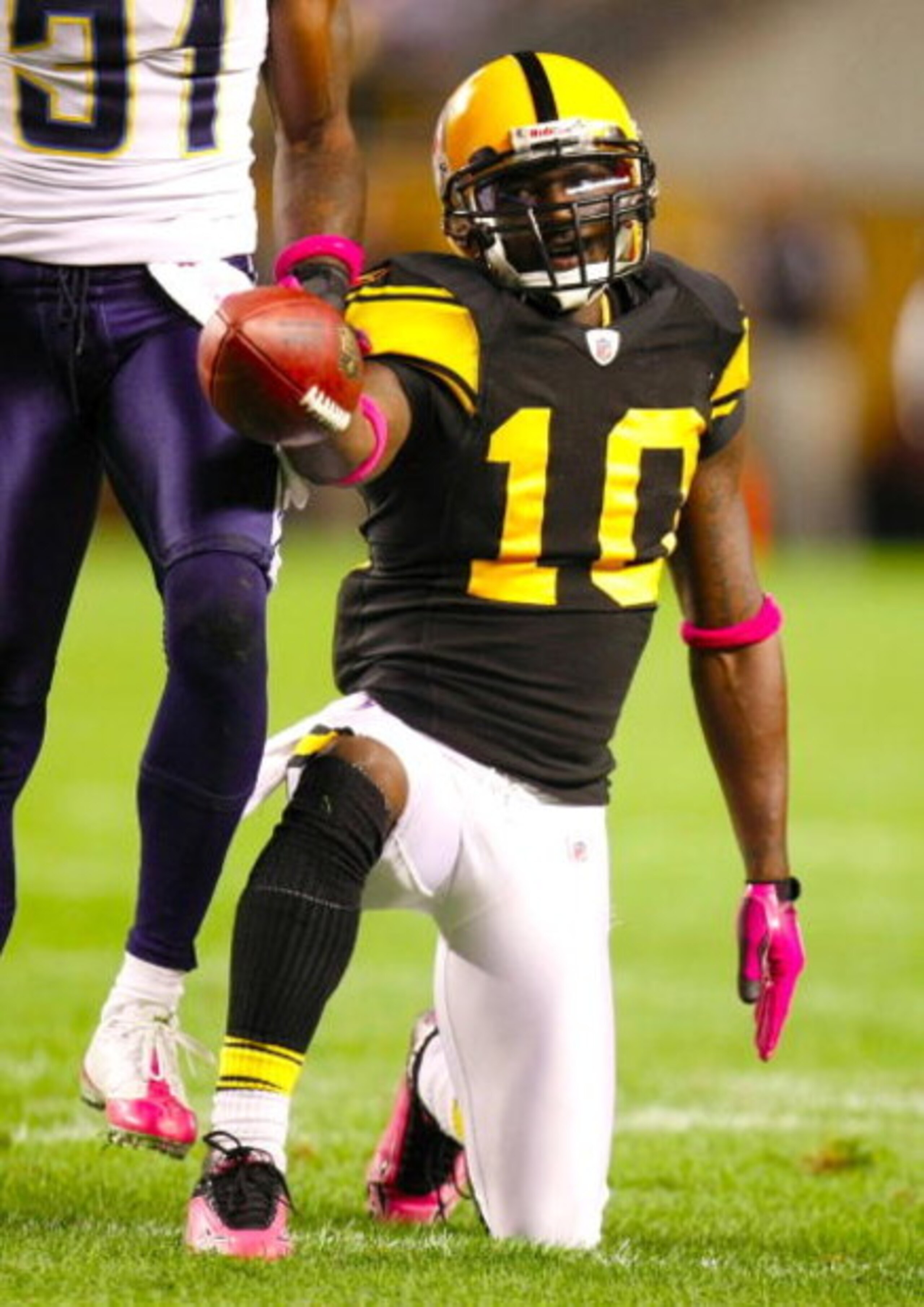 PITTSBURGH - OCTOBER 4: Wide receiver Santonio Holmes #10 of the Pittsburgh Steelers reacts after catching a seven-yard pass and getting a first down in the first quarter against the San Diego Chargers at Heinz Field on October 4, 2009 in Pittsburgh, Pen PITTSBURGH - OCTOBER 4: Wide receiver Santonio Holmes #10 of the Pittsburgh Steelers reacts after catching a seven-yard pass and getting a first down in the first quarter against the San Diego Chargers at Heinz Field on October 4, 2009 in Pittsburgh, Pen