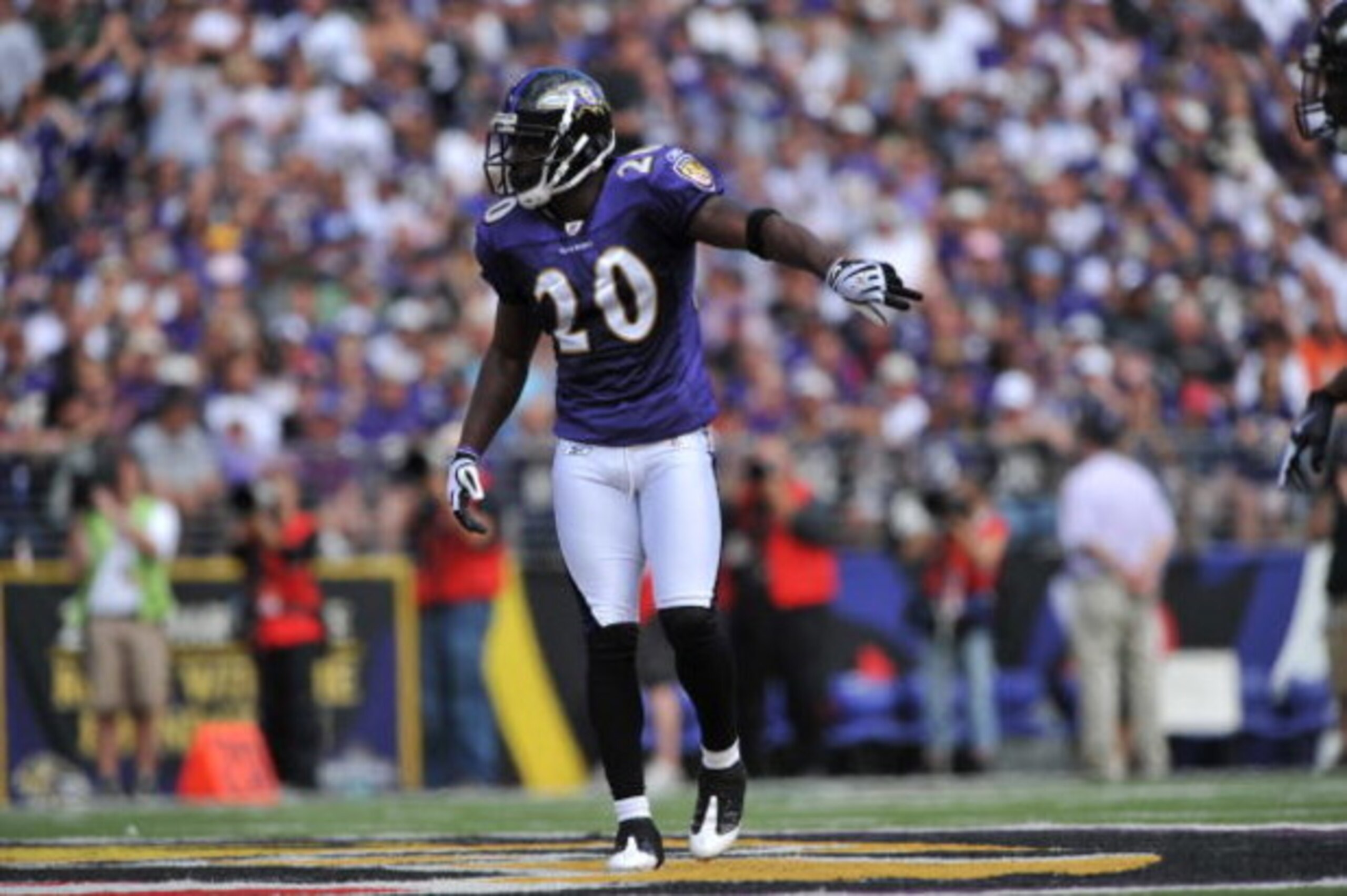 BALTIMORE - SEPTEMBER 27: Ed Reed #20 of the Baltimore Ravens defends against the Cleveland Browns at M&T Bank Stadium on September 27, 2009 in Baltimore, Maryland. The Ravens defeated the Browns 34-3. (Photo by Larry French/Getty Images) BALTIMORE - SEPTEMBER 27: Ed Reed #20 of the Baltimore Ravens defends against the Cleveland Browns at M&T Bank Stadium on September 27, 2009 in Baltimore, Maryland. The Ravens defeated the Browns 34-3. (Photo by Larry French/Getty Images)