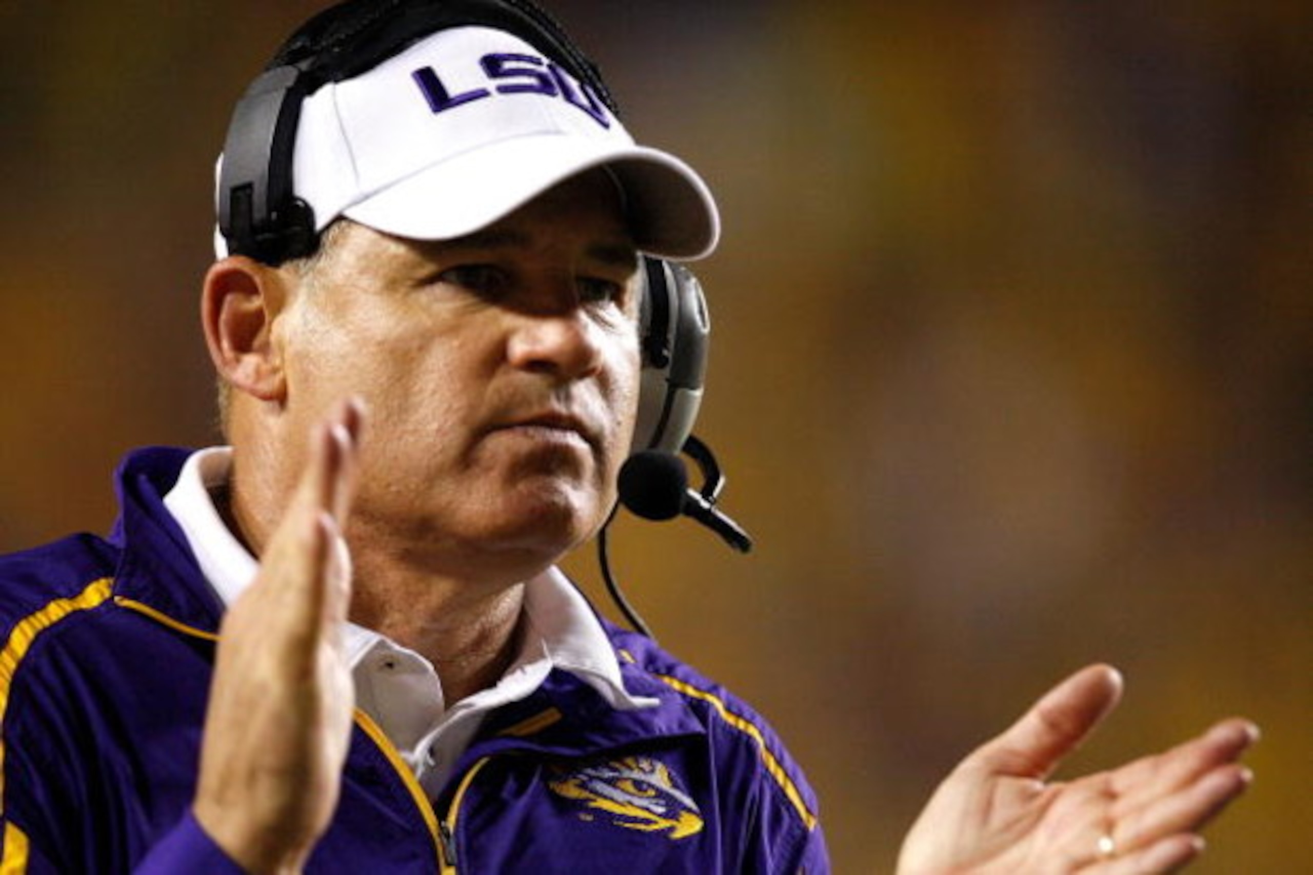 BATON ROUGE, LA - OCTOBER 10:  Head coach Les Miles of the Louisiana State University Tigers looks on during the game against the Florida Gators at Tiger Stadium on October 10, 2009 in Baton Rouge, Louisiana.  (Photo by Kevin C. Cox/Getty Images)