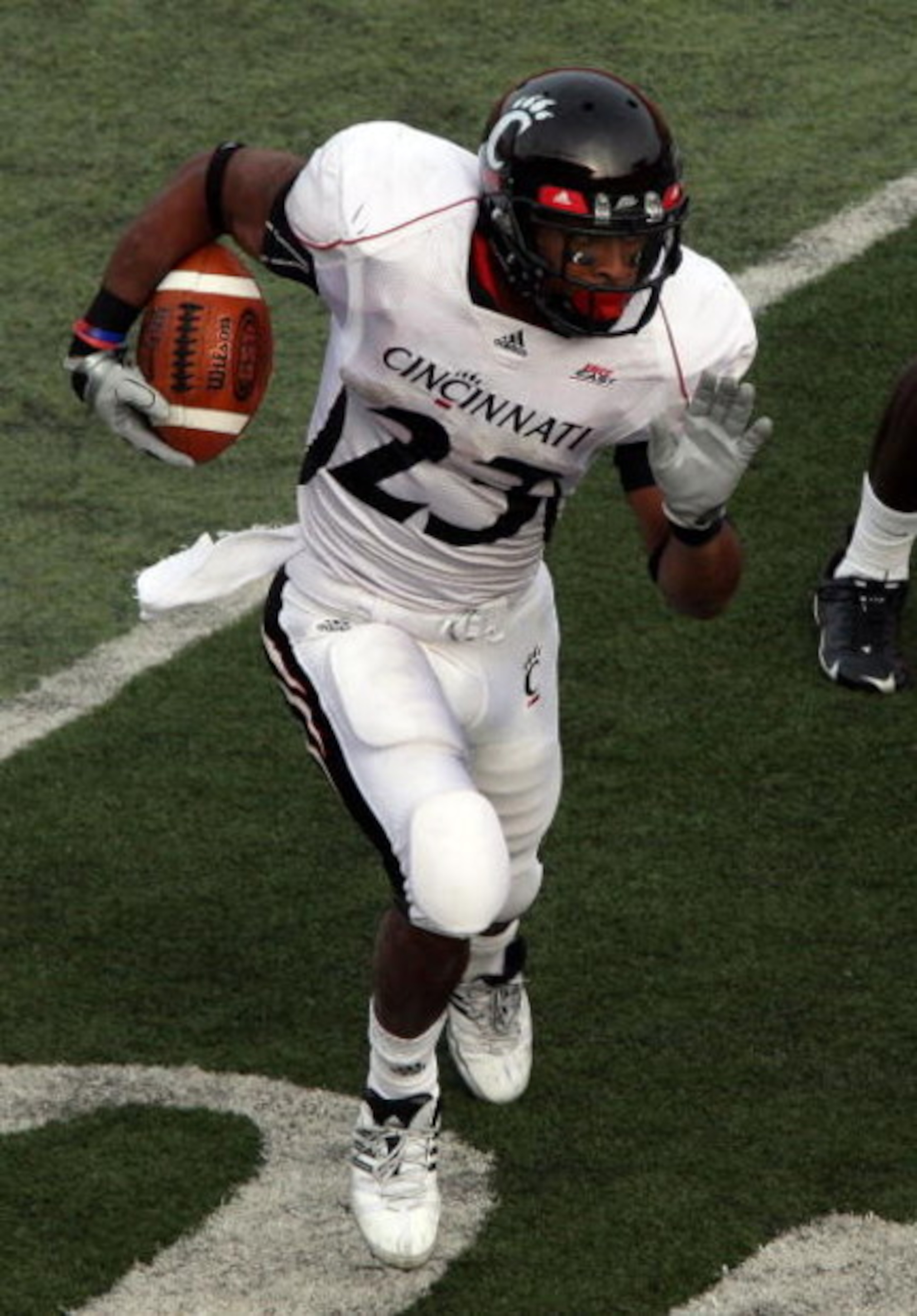 PISCATAWAY, NJ - SEPTEMBER 07:  Isaiah Pead #23 of the Cincinnati Bearcats runs the ball against the Rutgers Scarlet Knights enroute to a touchdown at Rutgers Stadium on September 7, 2009 in Piscataway, New Jersey.   by Jim McIsaac/Getty Images)  (Photo b
