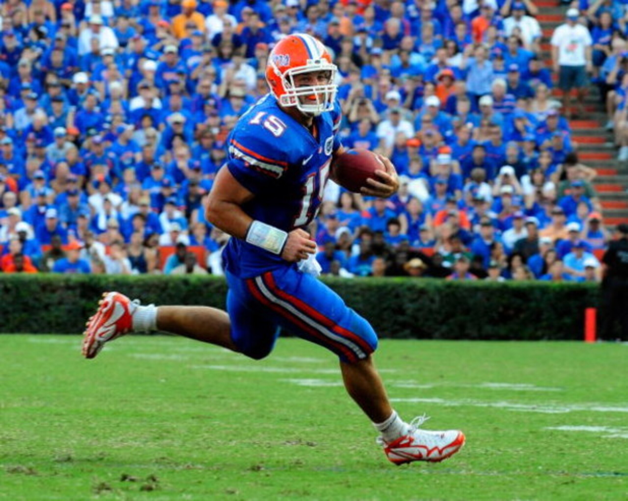 GAINESVILLE, FL - SEPTEMBER 19: Tim Tebow #15 of the Florida Gators scrambles for yardage during the game against the Tennessee Volunteers at Ben Hill Griffin Stadium on September 19, 2009 in Gainesville, Florida. (Photo by Sam Greenwood/Getty Images) GAINESVILLE, FL - SEPTEMBER 19: Tim Tebow #15 of the Florida Gators scrambles for yardage during the game against the Tennessee Volunteers at Ben Hill Griffin Stadium on September 19, 2009 in Gainesville, Florida. (Photo by Sam Greenwood/Getty Images)