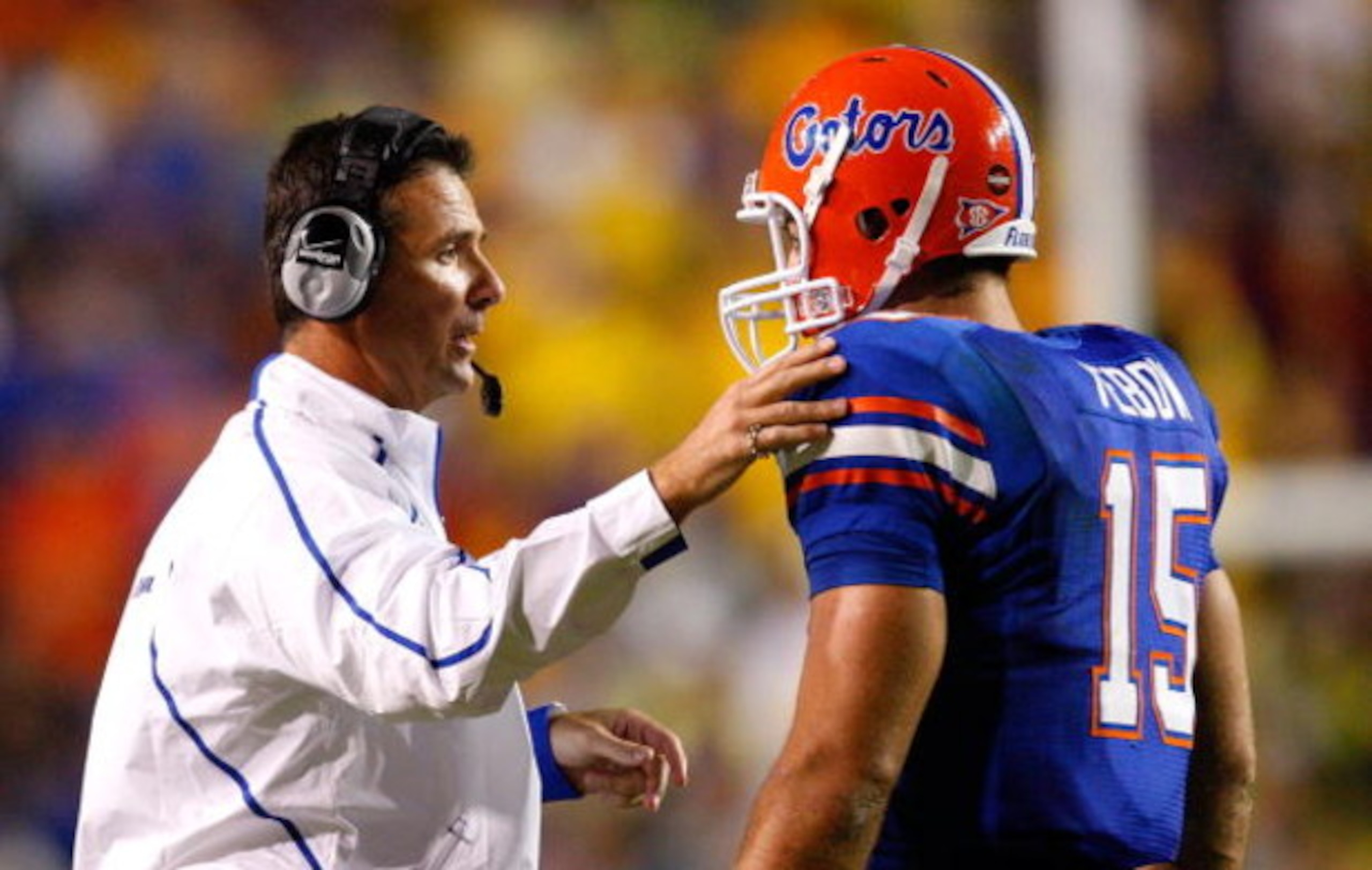 BATON ROUGE, LA - OCTOBER 10:  Head coach Urban Meyer (L) talks with quarterback Tim Tebow #15 of the Florida Gators during the game against the Louisiana State University Tigers at Tiger Stadium on October 10, 2009 in Baton Rouge, Louisiana.  (Photo by K