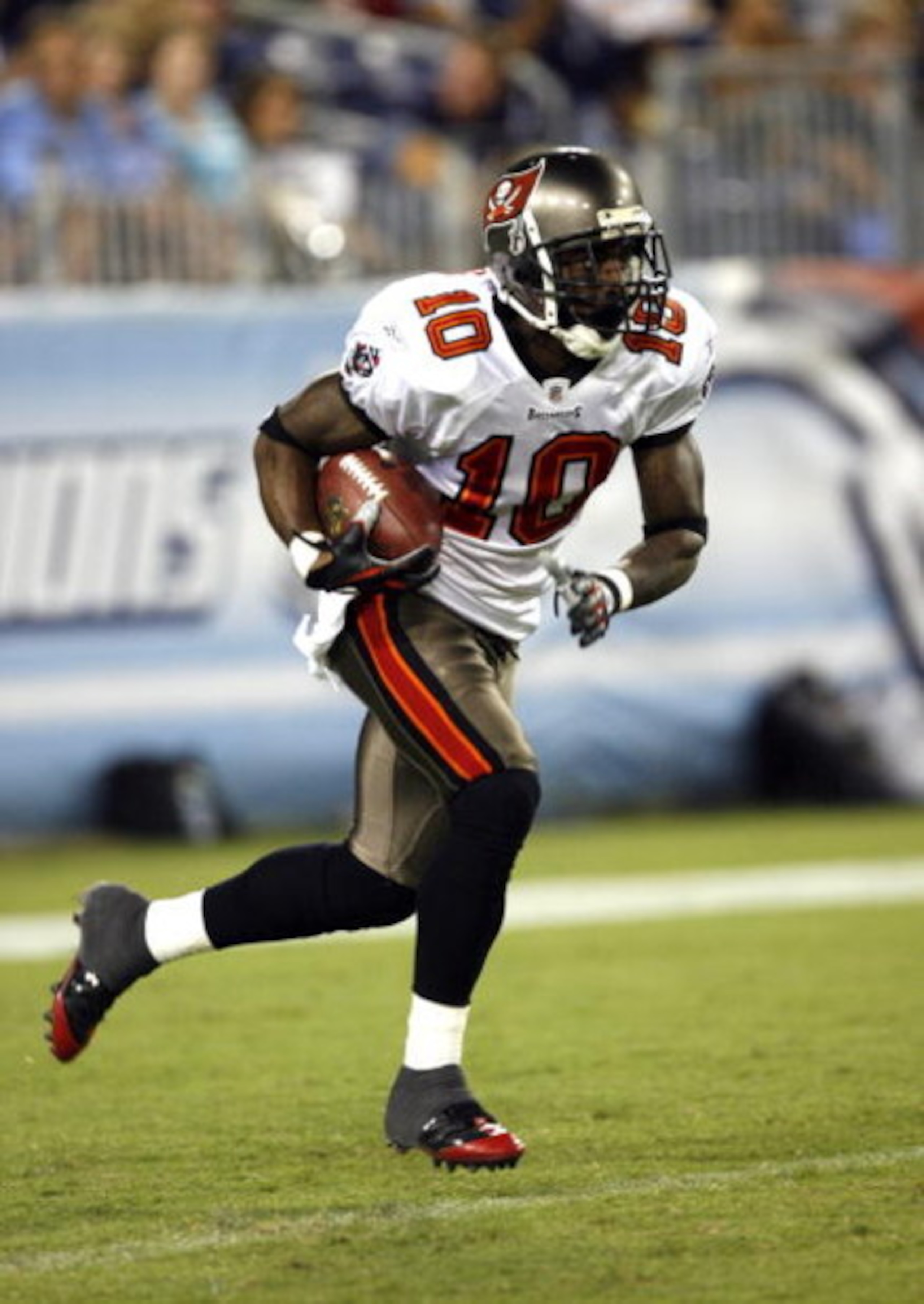 NASHVILLE, TN - AUGUST 15: Dexter Jackson #10 of the Tampa Bay Buccaneers runs back a kickoff against the Tennessee Titans during a preseason NFL game at LP Field on August 15, 2009 in Nashville, Tennessee. The Titans beat the Buccaneers 27-20. (Photo by 