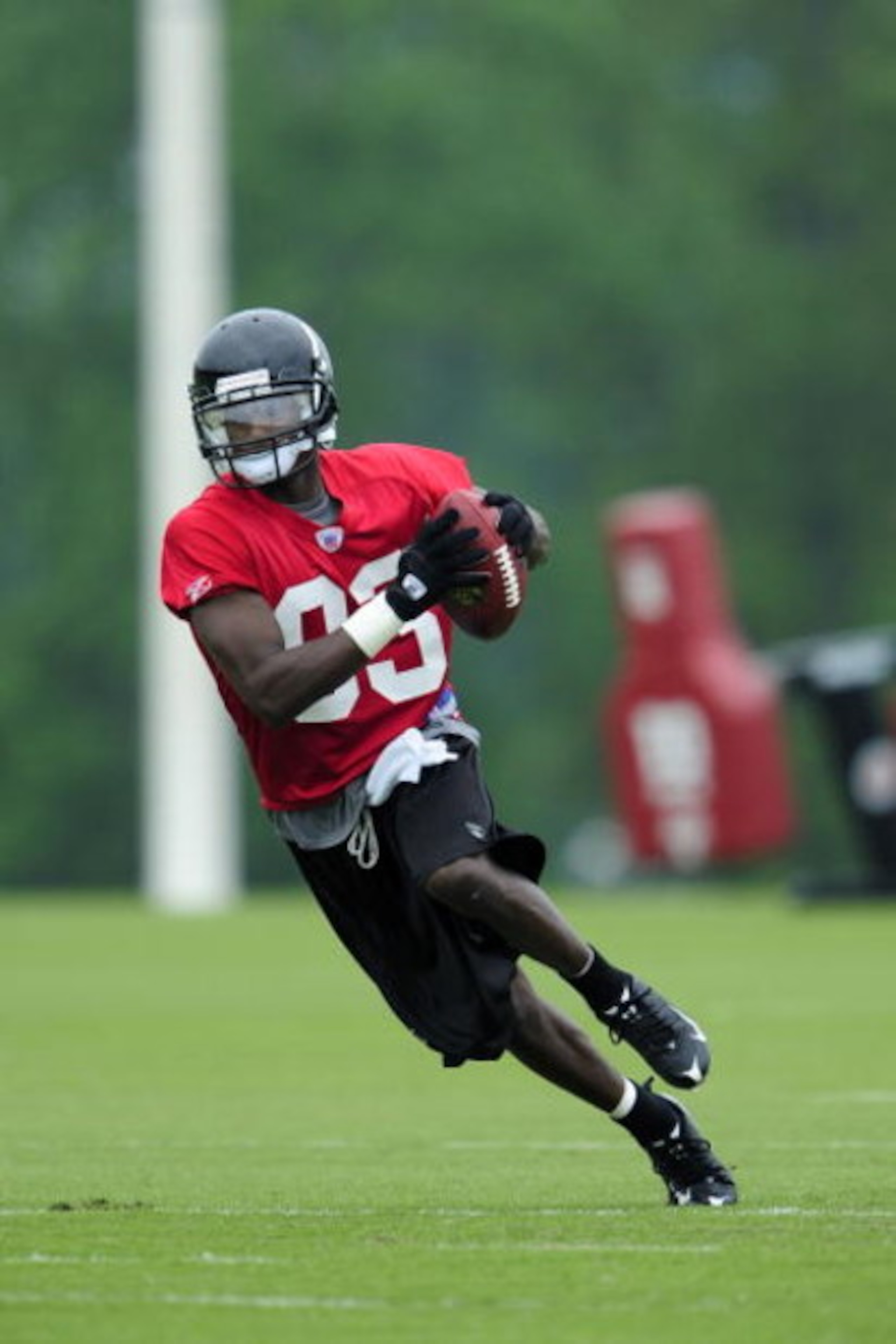 FLOWERY BRANCH, GA - MAY 9: Wide receiver Harry Douglas #83 of the Atlanta Falcons works out during minicamp at the Falcons Complex on May 9, 2009 in Flowery Branch, Georgia. (Paul Abell/Getty Images)