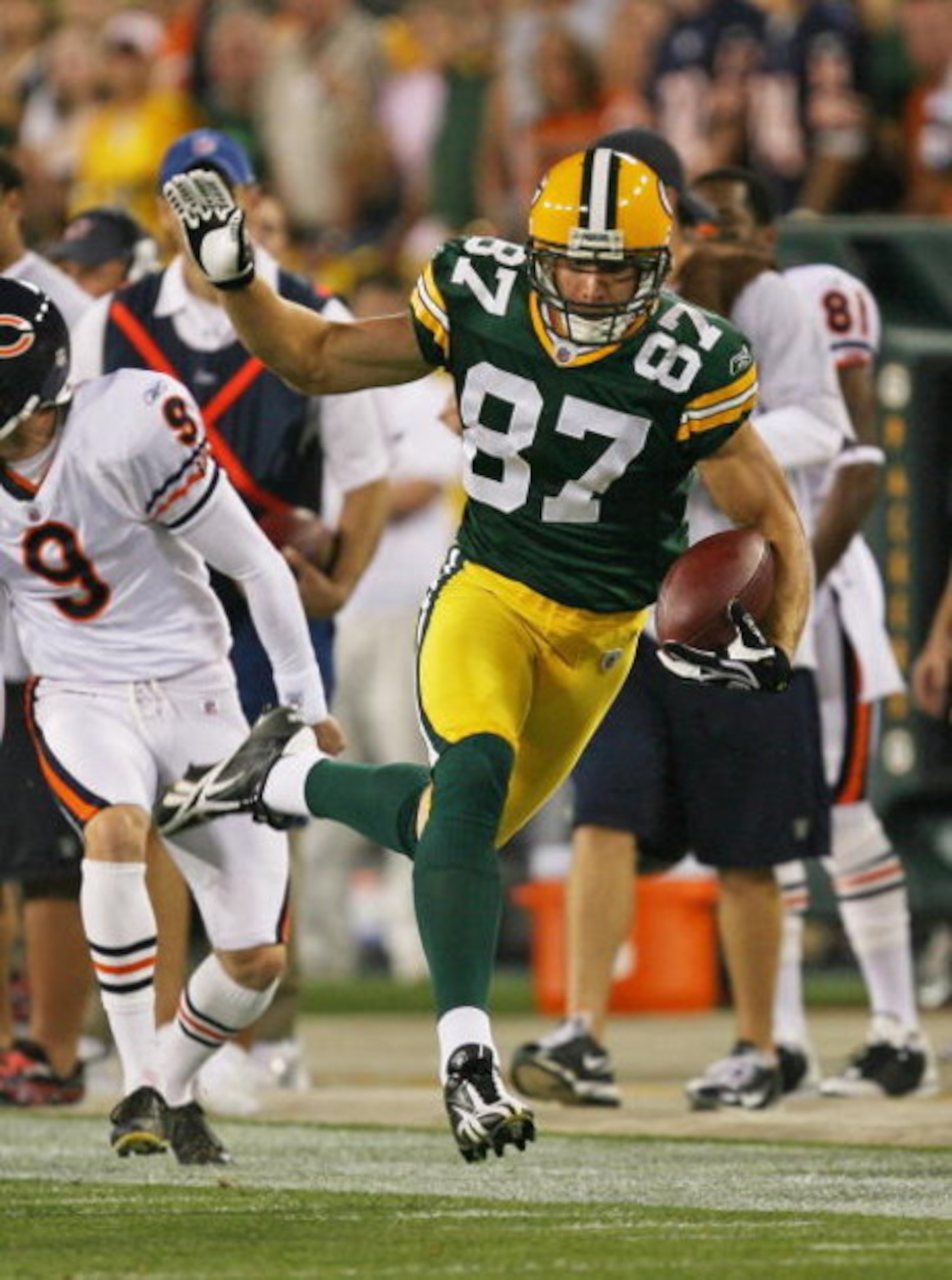 GREEN BAY, WI - SEPTEMBER 13: Jordy Nelson #87 of the Green Bay Packers steps out of bounds as he returns the opening kick-off against the Chicago Bears on September 13, 2009 at Lambeau Field in Green Bay, Wisconsin. The Packers defeated the Bears 21-15. 