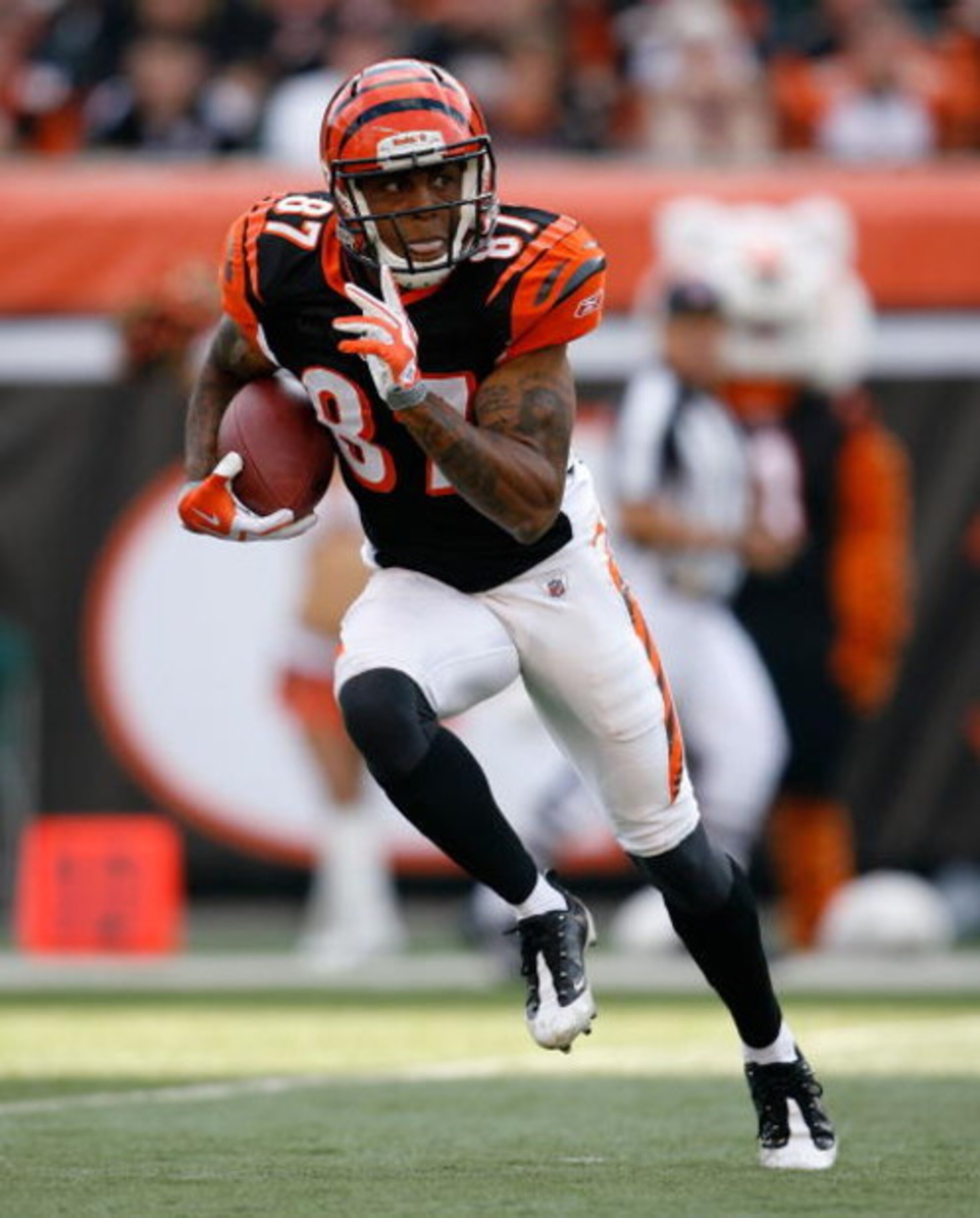 CINCINNATI - SEPTEMBER 27:  Andre Caldwell #87 of the Cincinnati Bengals runs with the ball against the Pittsburgh Steelers at Paul Brown Stadium on September 27, 2009 in Cincinnati, Ohio.  The Bengals won 23-20.  (Photo by Andy Lyons/Getty Images)