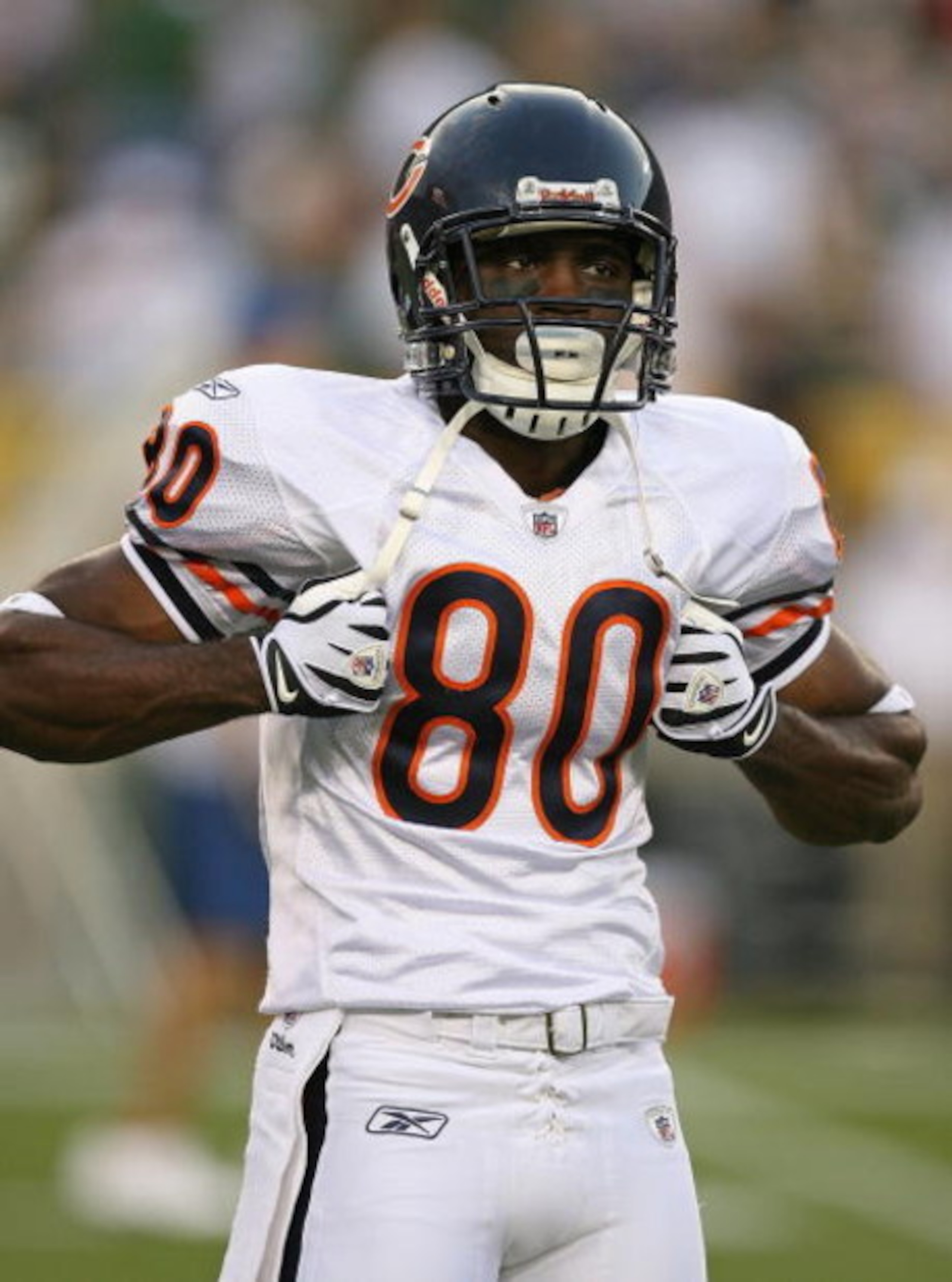 GREEN BAY, WI - SEPTEMBER 13: Earl Bennett #80 of the Chicago Bears participates in warm-ups before a game against the Green Bay Packers on September 13, 2009 at Lambeau Field in Green Bay, Wisconsin. The Packers defeated the Bears 21-15. (Photo by Jonath
