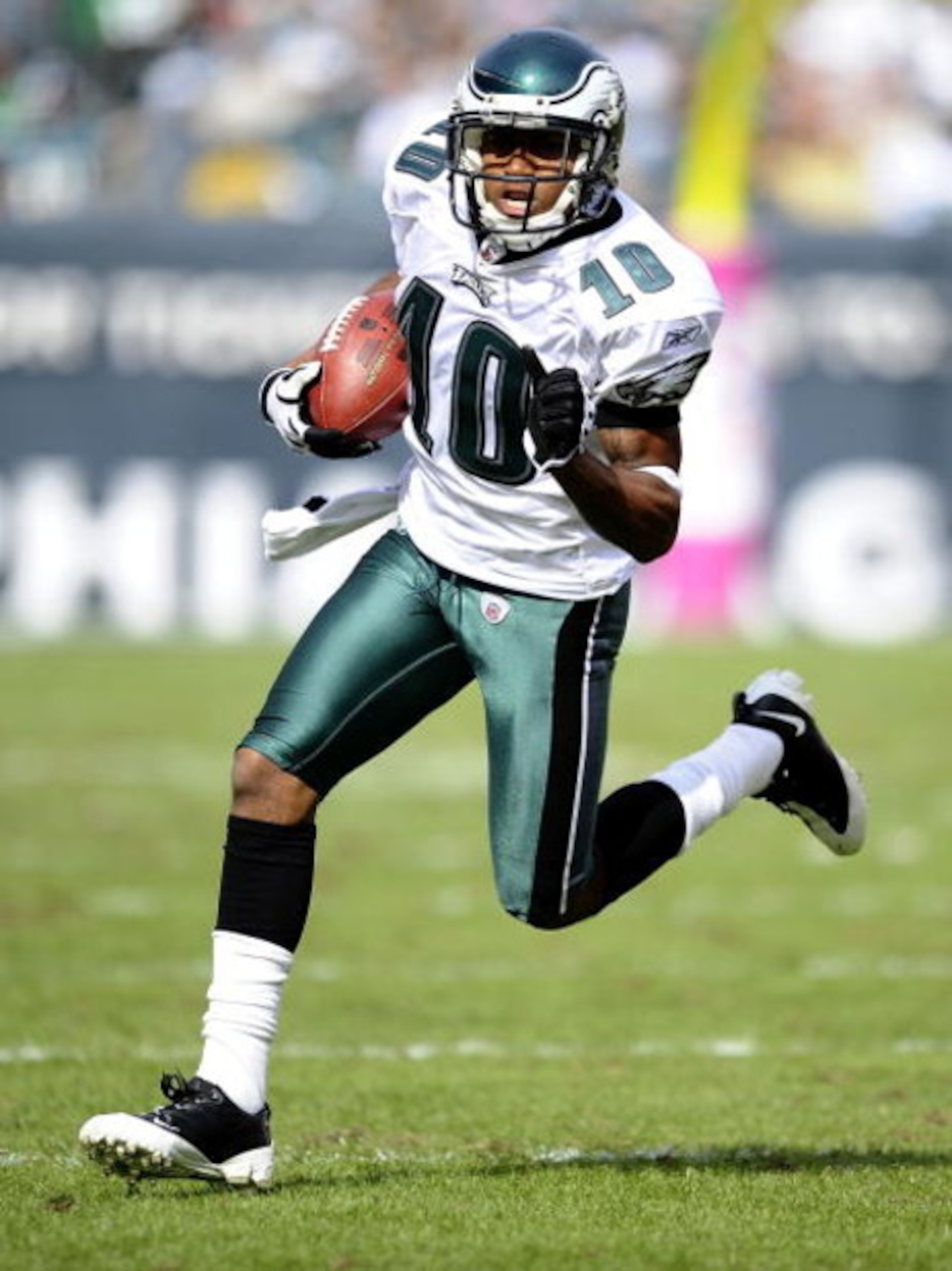 PHILADELPHIA - OCTOBER 11: DeSean Jackson #10 of the Philadelphia Eagles runs up the field against the Tampa Bay Buccaneers at Lincoln Financial Field on October 11, 2009 in Philadelphia, Pennsylvania.  (Photo by Jeff Zelevansky/Getty Images)
