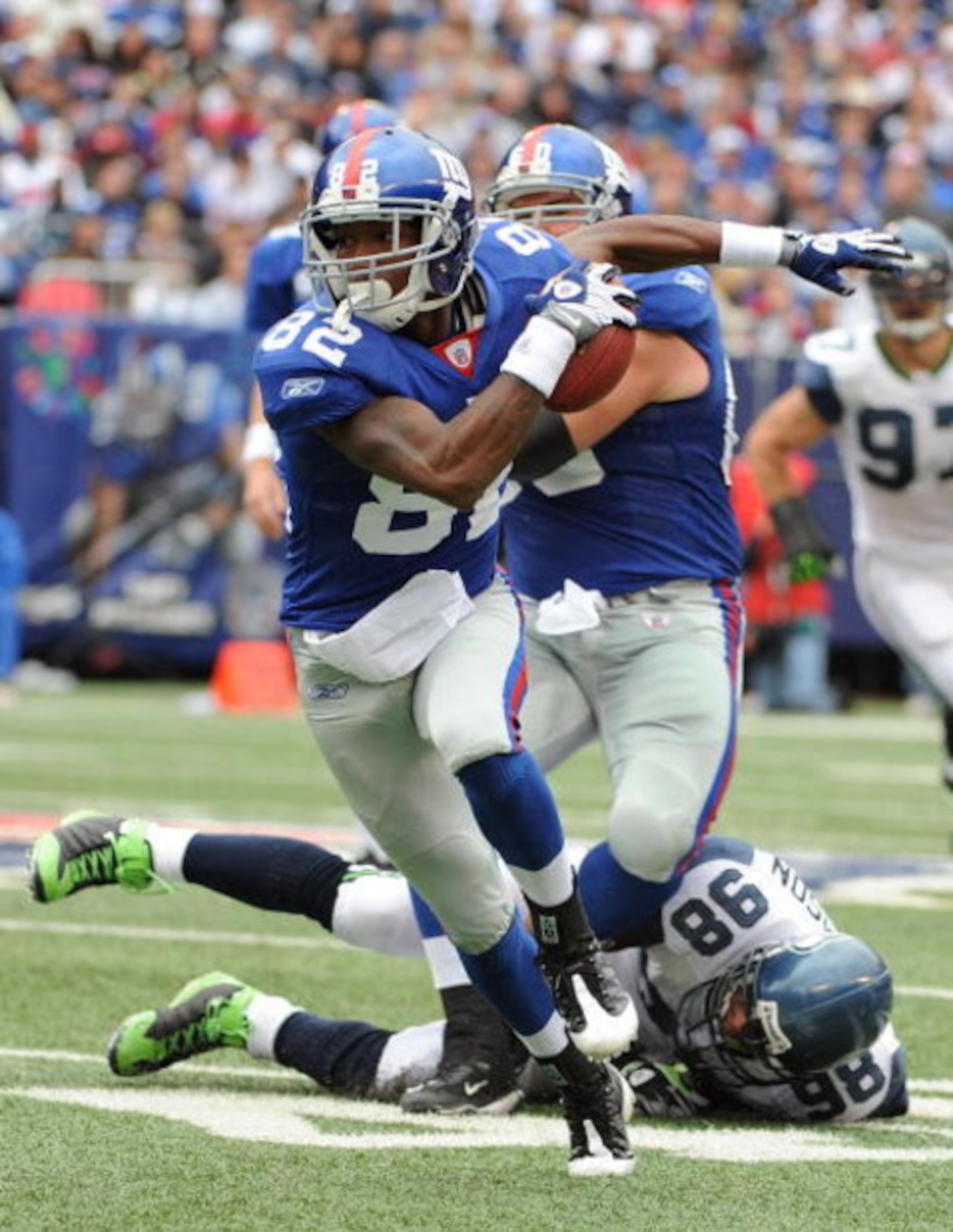 EAST RUTHERFORD, NJ - OCTOBER 05:  Mario Manningham #82 of the New York Giants runs with the ball against the Seattle Seahawks during their game on October 5, 2008 at Giants Stadium in East Rutherford, New Jersey.  (Photo by Al Bello/Getty Images)