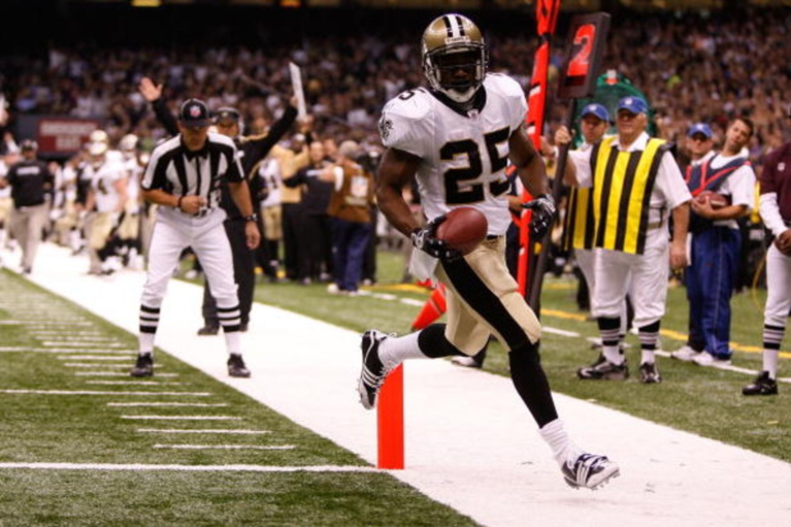 NEW ORLEANS - OCTOBER 18: Reggie Bush #25 of the New Orleans Saints scores a touchdown against the New York Giants at the Louisiana Superdome on October 18, 2009 in New Orleans, Louisiana. (Photo by Chris Graythen/Getty Images) NEW ORLEANS - OCTOBER 18: Reggie Bush #25 of the New Orleans Saints scores a touchdown against the New York Giants at the Louisiana Superdome on October 18, 2009 in New Orleans, Louisiana. (Photo by Chris Graythen/Getty Images)