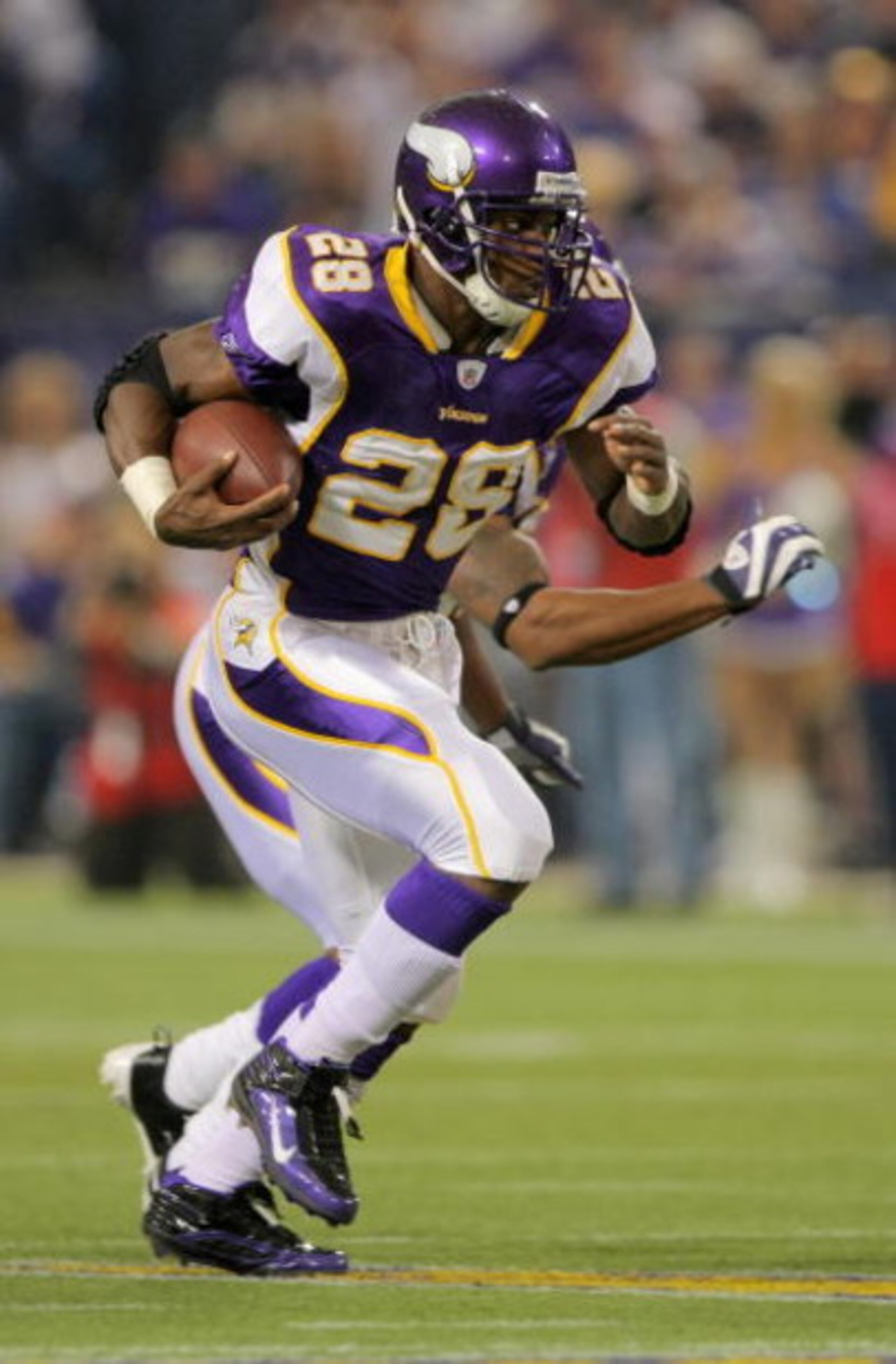 MINNEAPOLIS - OCTOBER 18: Running back Adrian Peterson #28 of the Minnesota Vikings rushes the ball against the Baltimore Ravens during NFL action at Hubert H. Humphrey Metrodome on October 18, 2009 in Minneapolis, Minnesota. (Photo by Doug Pensinger/Ge MINNEAPOLIS - OCTOBER 18: Running back Adrian Peterson #28 of the Minnesota Vikings rushes the ball against the Baltimore Ravens during NFL action at Hubert H. Humphrey Metrodome on October 18, 2009 in Minneapolis, Minnesota. (Photo by Doug Pensinger/Ge