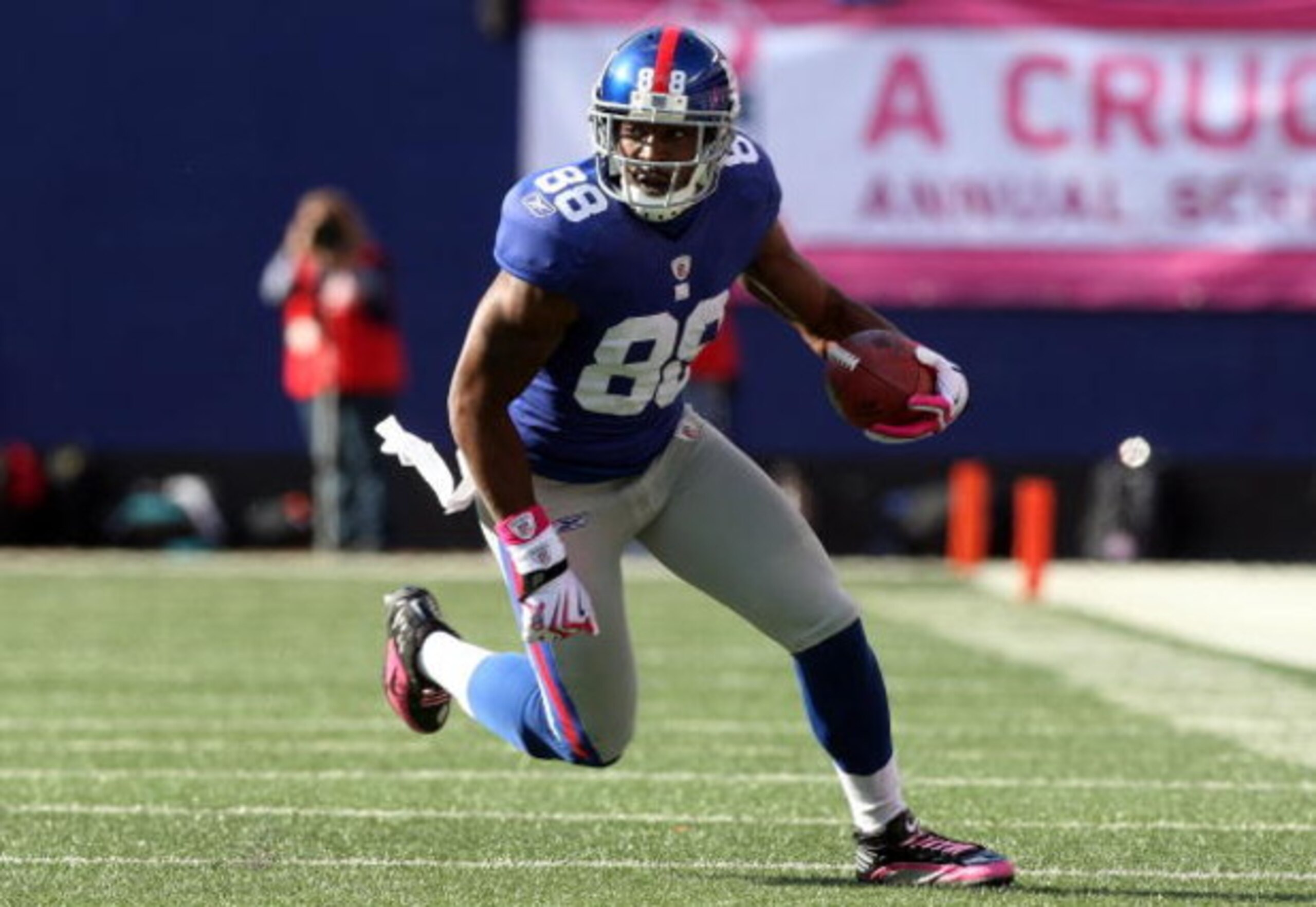 EAST RUTHERFORD, NJ - OCTOBER 11: Hakeem Nicks #88 of the New York Giants runs the ball against the Oakland Raiders on October 11, 2009 at Giants Stadium in East Rutherford, New Jersey. The Giants defeated the Raiders 44-7. (Photo by Jim McIsaac/Getty I EAST RUTHERFORD, NJ - OCTOBER 11: Hakeem Nicks #88 of the New York Giants runs the ball against the Oakland Raiders on October 11, 2009 at Giants Stadium in East Rutherford, New Jersey. The Giants defeated the Raiders 44-7. (Photo by Jim McIsaac/Getty I