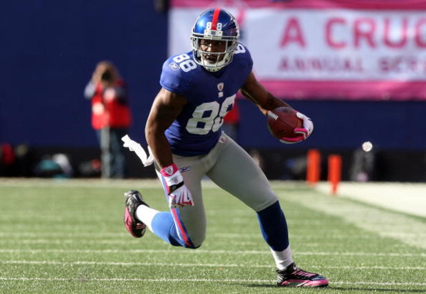EAST RUTHERFORD, NJ - OCTOBER 11:  Hakeem Nicks #88 of the New York Giants runs the ball against the Oakland Raiders on October 11, 2009 at Giants Stadium in East Rutherford, New Jersey. The Giants defeated the Raiders 44-7.  (Photo by Jim McIsaac/Getty I