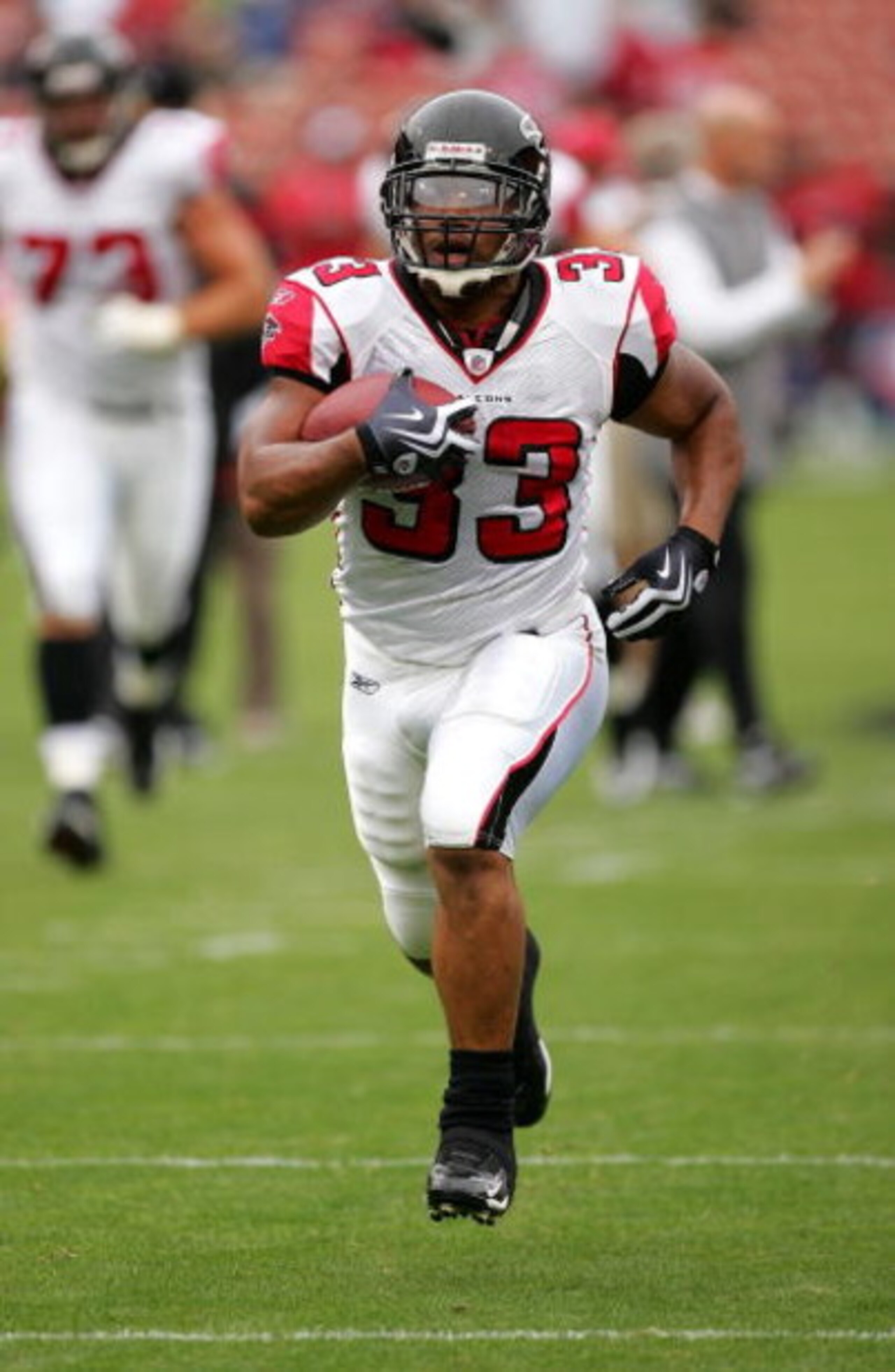 SAN FRANCISCO - OCTOBER 11: Michael Turner #33 of the Atlanta Falcons warms up before their game against the San Francisco 49ers at Candlestick Park on October 11, 2009 in San Francisco, California. (Photo by Ezra Shaw/Getty Images) SAN FRANCISCO - OCTOBER 11: Michael Turner #33 of the Atlanta Falcons warms up before their game against the San Francisco 49ers at Candlestick Park on October 11, 2009 in San Francisco, California. (Photo by Ezra Shaw/Getty Images)