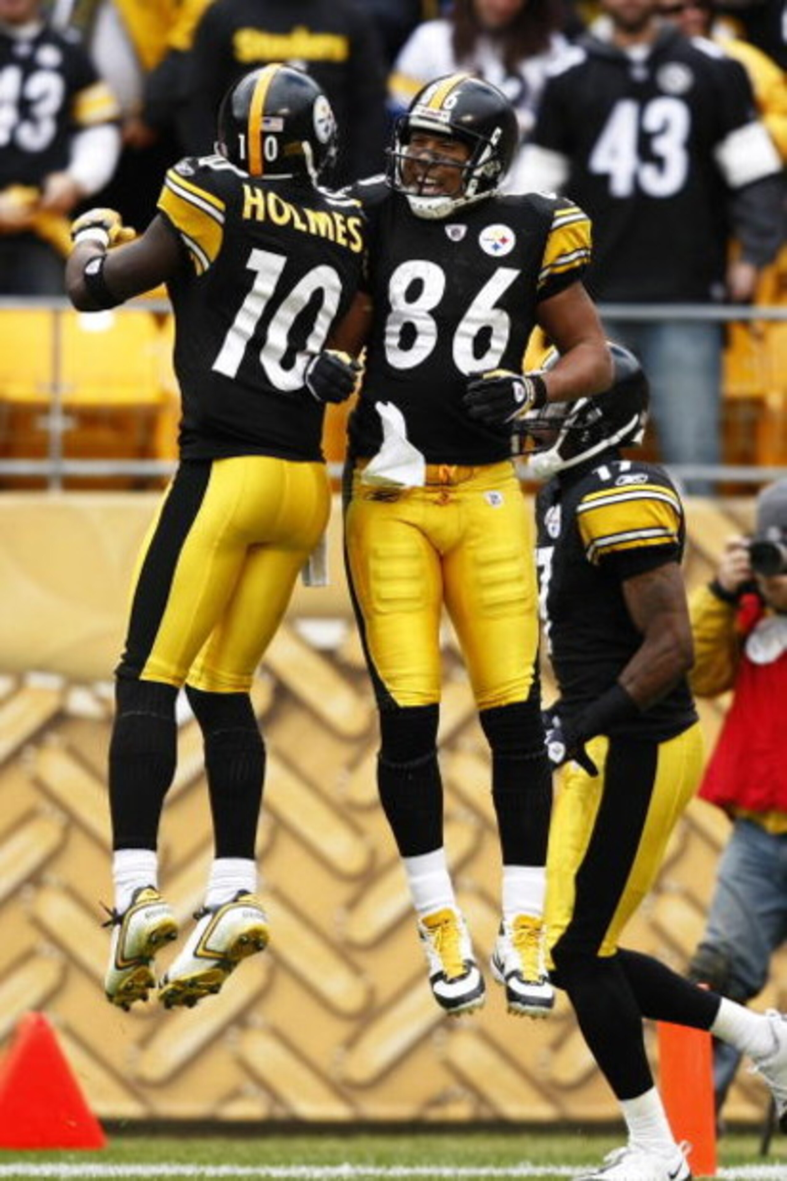 PITTSBURGH, PA - OCTOBER 18: Hines Ward #86 of the Pittsburgh Steelers celebrates with Santonio Holmes #10 after a first half touchdown against the Cleveland Browns at Heinz Field on October 18, 2009 in Pittsburgh, Pennsylvania. (Photo by Joe Robbins/Gett PITTSBURGH, PA - OCTOBER 18: Hines Ward #86 of the Pittsburgh Steelers celebrates with Santonio Holmes #10 after a first half touchdown against the Cleveland Browns at Heinz Field on October 18, 2009 in Pittsburgh, Pennsylvania. (Photo by Joe Robbins/Gett