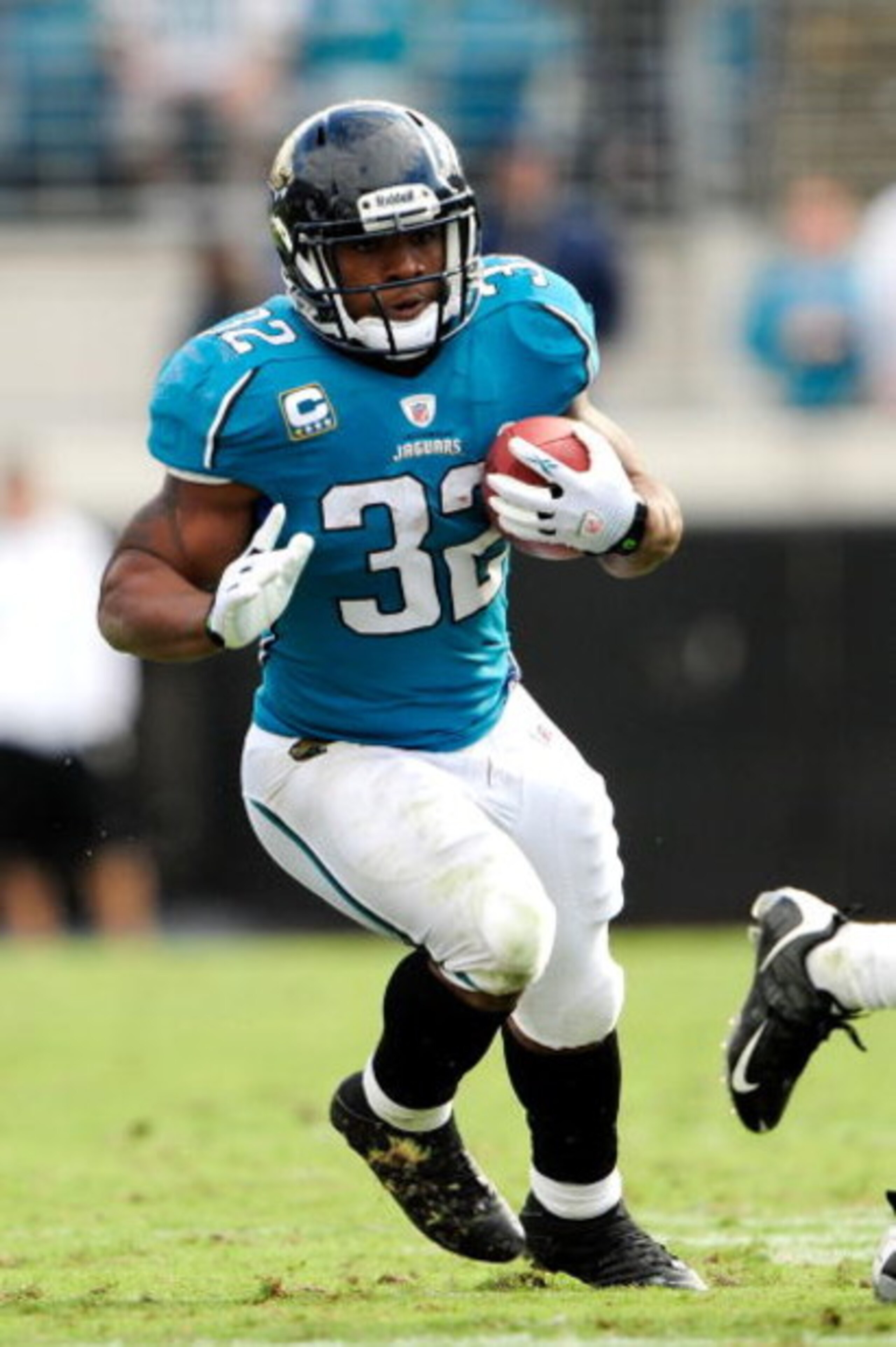 JACKSONVILLE, FL - OCTOBER 18: Maurice Jones-Drew #32 of the Jacksonville Jaguars runs against the St. Louis Rams at the Jacksonville Municipal Stadium on October 18, 2009 in Jacksonville, Florida. (Photo by Sam Greenwood/Getty Images) JACKSONVILLE, FL - OCTOBER 18: Maurice Jones-Drew #32 of the Jacksonville Jaguars runs against the St. Louis Rams at the Jacksonville Municipal Stadium on October 18, 2009 in Jacksonville, Florida. (Photo by Sam Greenwood/Getty Images)