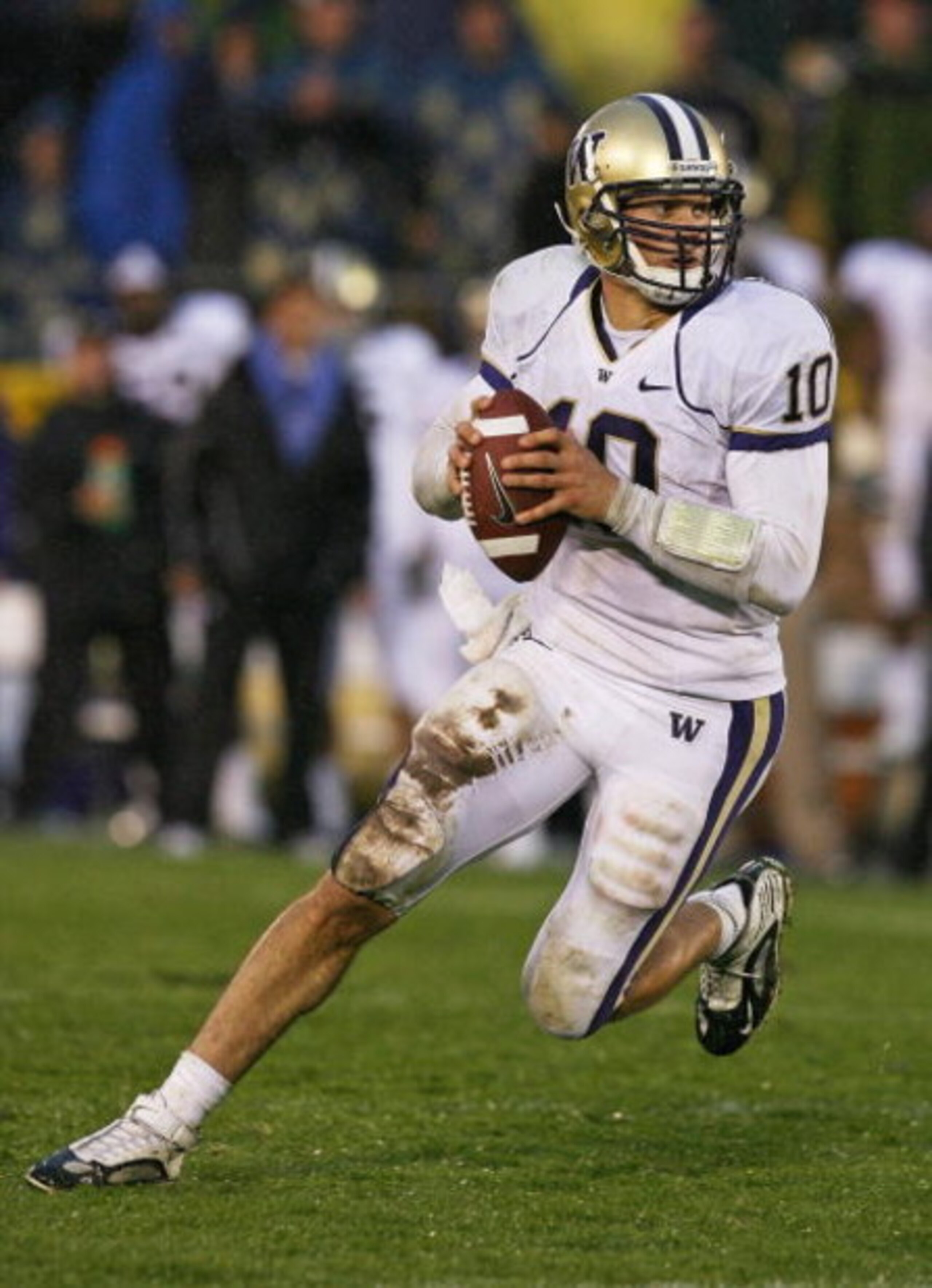 SOUTH BEND, IN - OCTOBER 03: Jake Locker #10 of the Washington Huskies rolls out to pass against the Notre Dame Fighting Irish on October 3, 2009 at Notre Dame Stadium in South Bend, Indiana. Notre Dame defeated Washington 37-30. (Photo by Jonathan Daniel