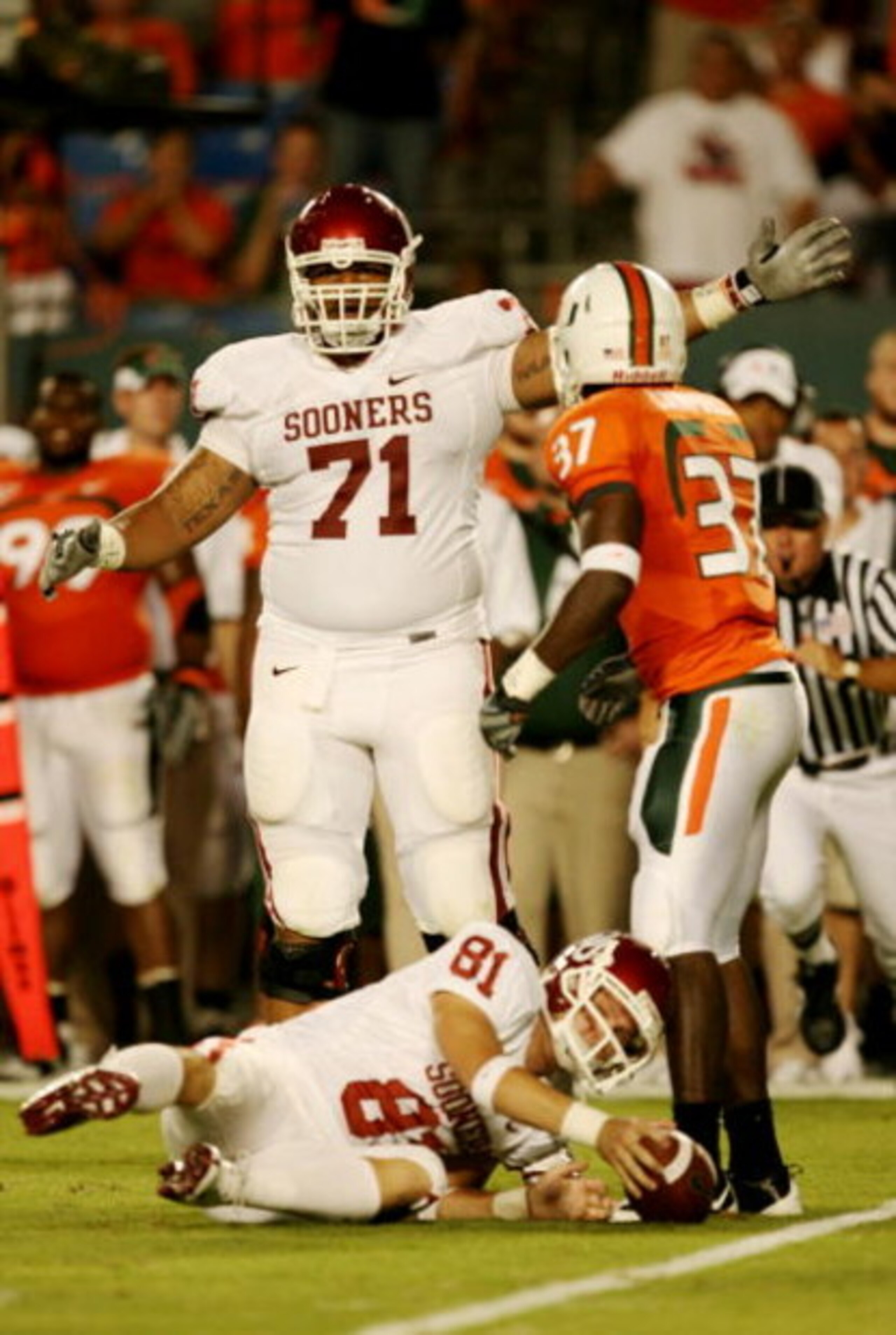 MIAMI GARDENS, FL - OCTOBER 3:  Offensive linesman Trent Williams #71 of the Oklahoma Sooners signals first down on a fake field goal attempt by Jarrett Brown #81 during the game on October 3, 2009 at Landshark Stadium in Miami Gardens, Florida. (Photo by