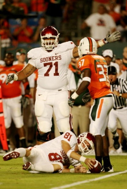 MIAMI GARDENS, FL - OCTOBER 3:  Offensive linesman Trent Williams #71 of the Oklahoma Sooners signals first down on a fake field goal attempt by Jarrett Brown #81 during the game on October 3, 2009 at Landshark Stadium in Miami Gardens, Florida. (Photo by