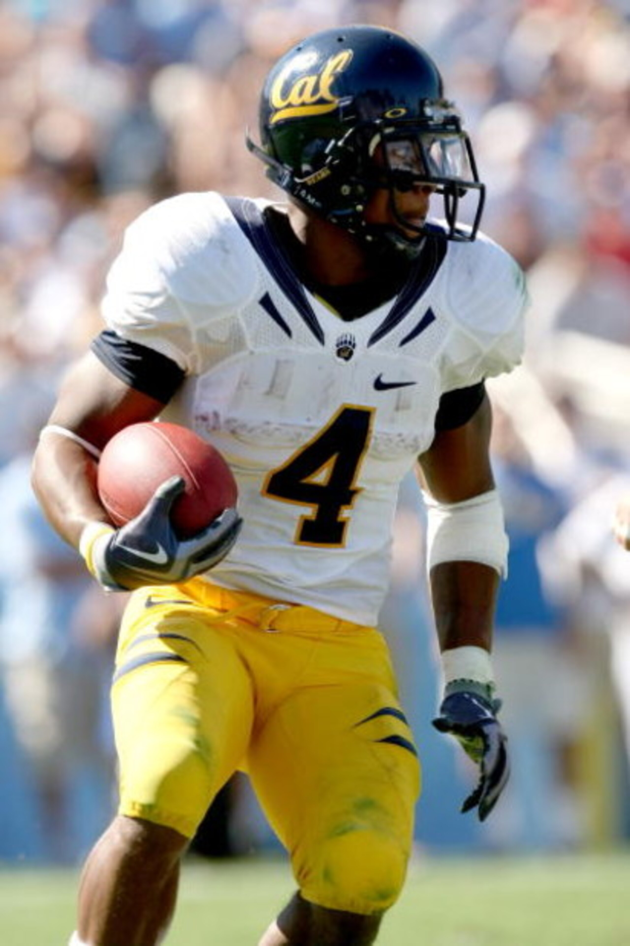 PASADENA, CA - OCTOBER 17:  Running back Jahvid Best #4 of the California Golden Bears carries the ball against the UCLA Bruins on October 17, 2009 at the Rose Bowl in Pasadena, California.   Cal won 45-26.  (Photo by Stephen Dunn/Getty Images)