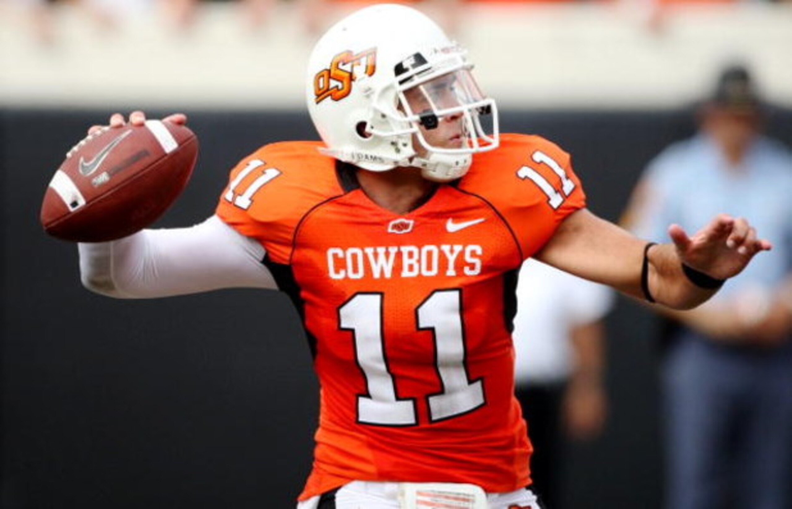 STILLWATER, OK - SEPTEMBER 5: Quarterback Zac Robinson of the Oklahoma State Cowboys looks to pass against the Georgia Bulldogs in the second quarter of the game at Boone Pickens Stadium on September 5, 2009 in Stillwater, Oklahoma. (Photo by Christian Pe