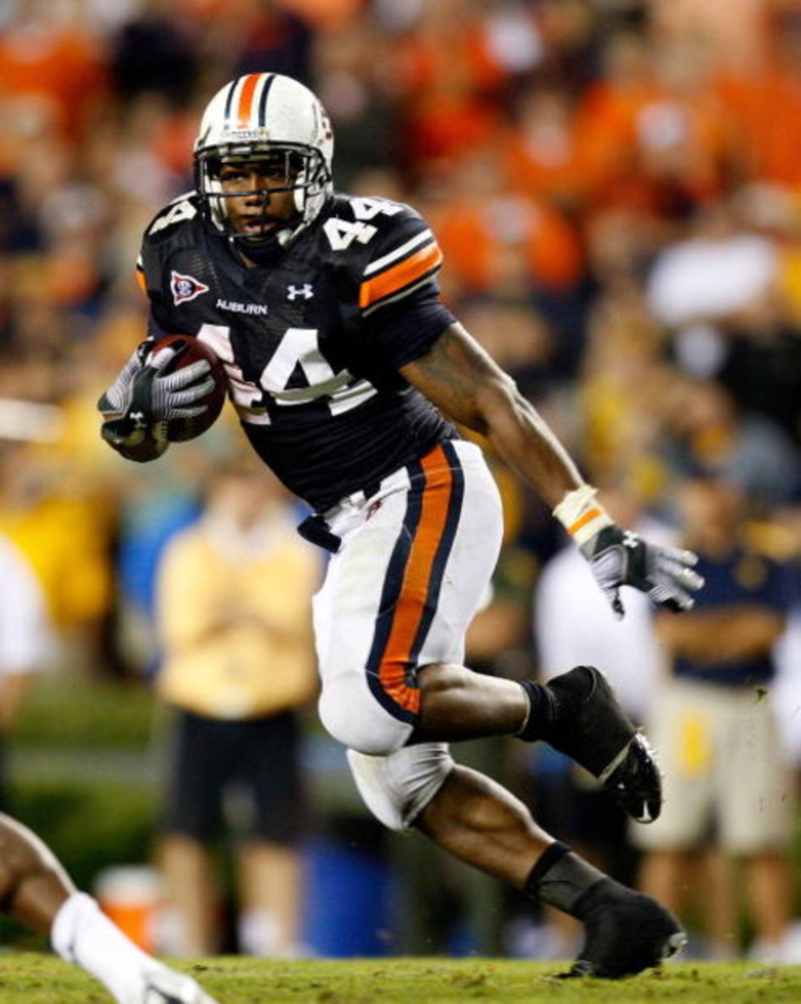 AUBURN, AL - SEPTEMBER 19:  Ben Tate #44 of the Auburn Tigers against the West Virginia Mountaineers at Jordan-Hare Stadium on September 19, 2009 in Auburn, Alabama.  (Photo by Kevin C. Cox/Getty Images)